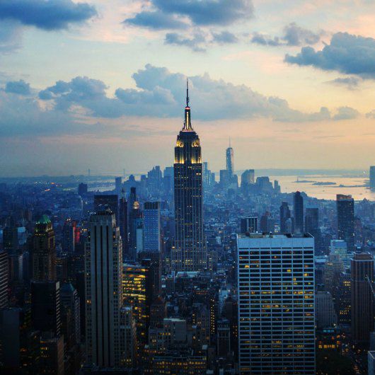 đường chân trời thành phố new york với tòa nhà empire state lúc hoàng hôn