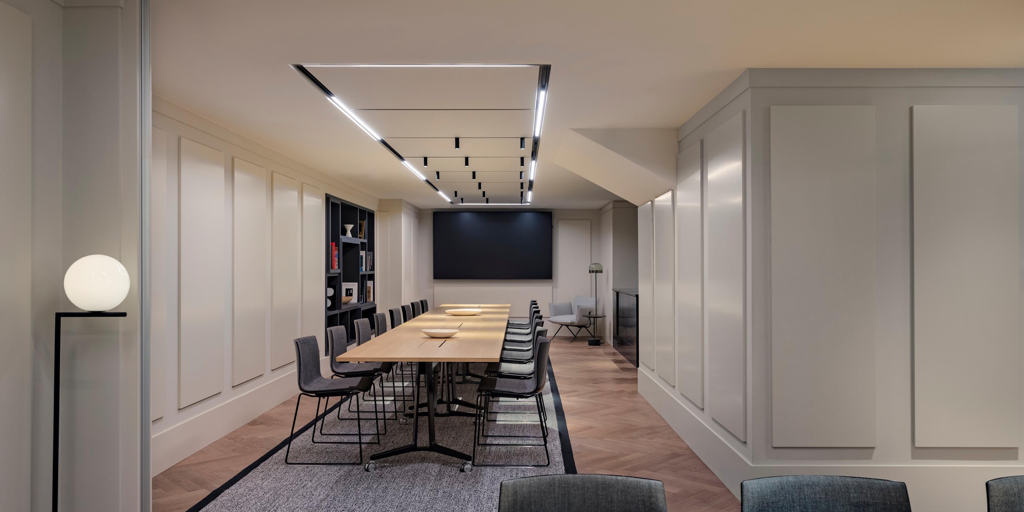 Créez votre événement sur mesure avec nous. Avec un espace total de 734 m², vous pouvez réserver notre salle de bal, l'une de nos 5 salles de réunion, ou encore l'un nos espaces communs flexibles. Une entrée dédiée depuis la rue est également mise à disposition pour vos événements et réunions.