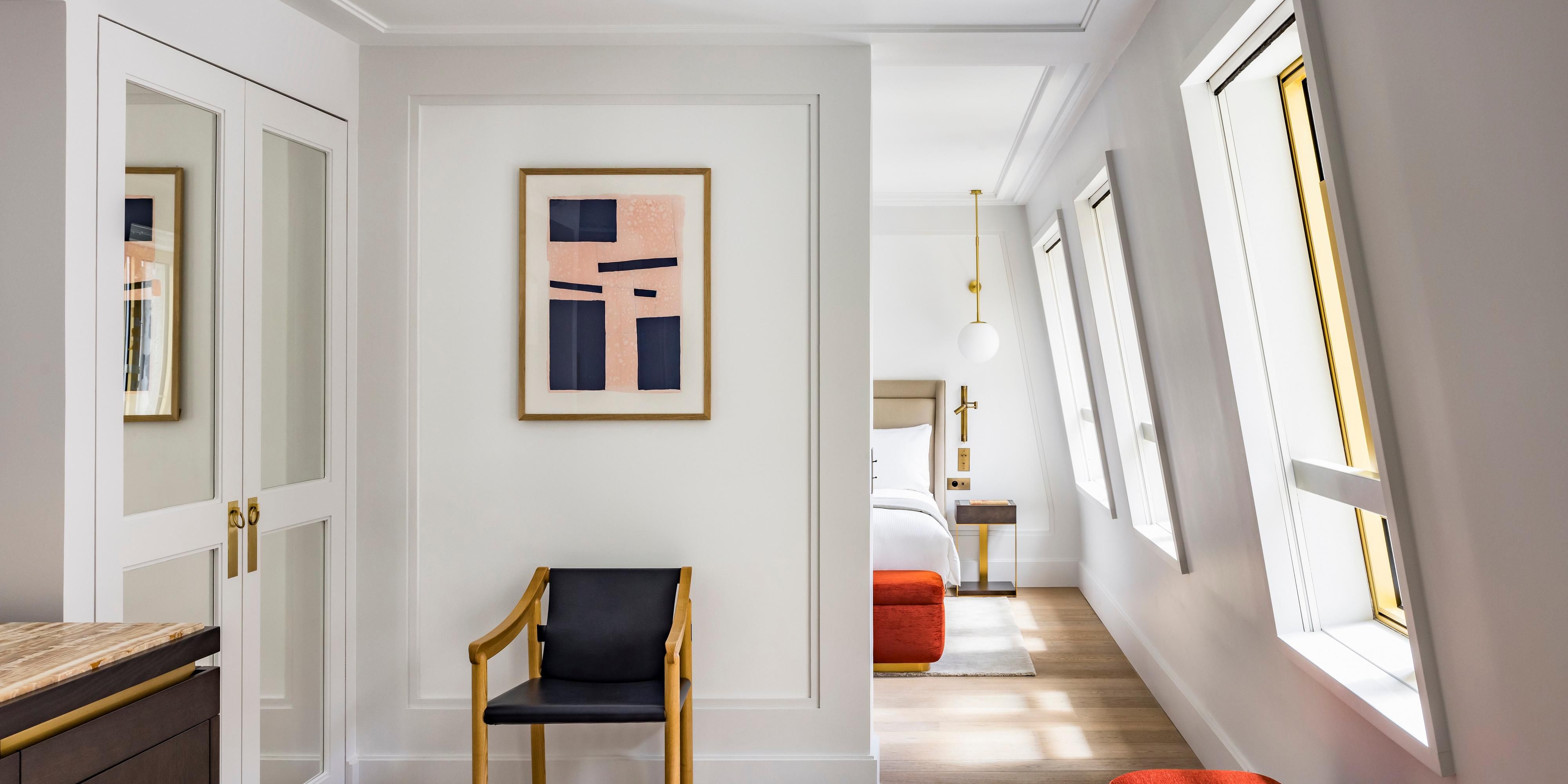 Discover our King Bed Suite and its lounge