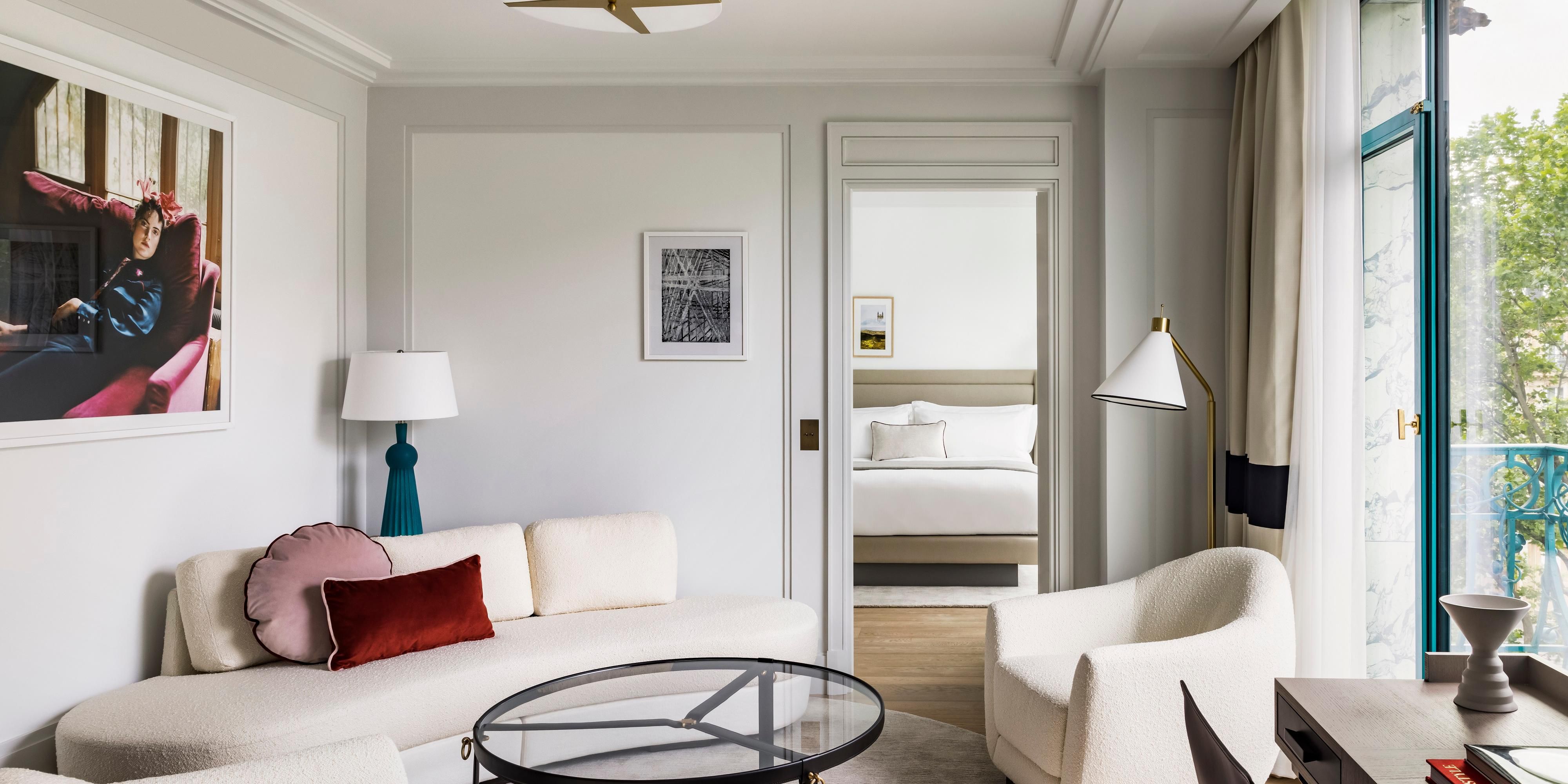 Bienvenue dans votre demeure parisienne. Fenêtres spacieuses, balcon privé avec vue sur les rues de Paris, salle de bain luxueuse avec baignoire et douche à effet de pluie, lit king-size sur mesure avec linge de maison soigné, et pleins d'autres surprises.