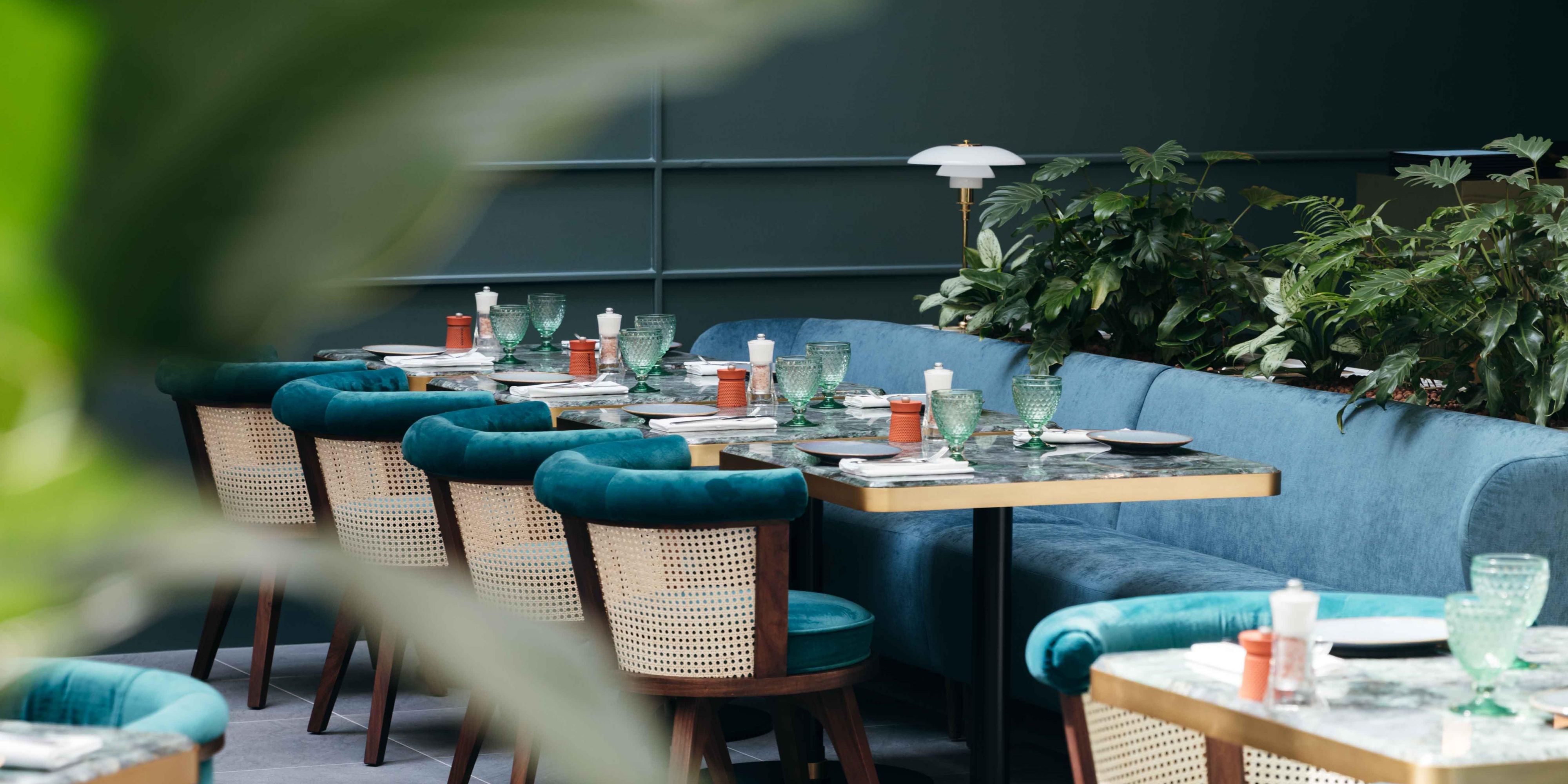Dégustez nos généreux plats californiens à partager. Ressourcez-vous dans notre restaurant, conçu comme un jardin caché au cœur de Paris.