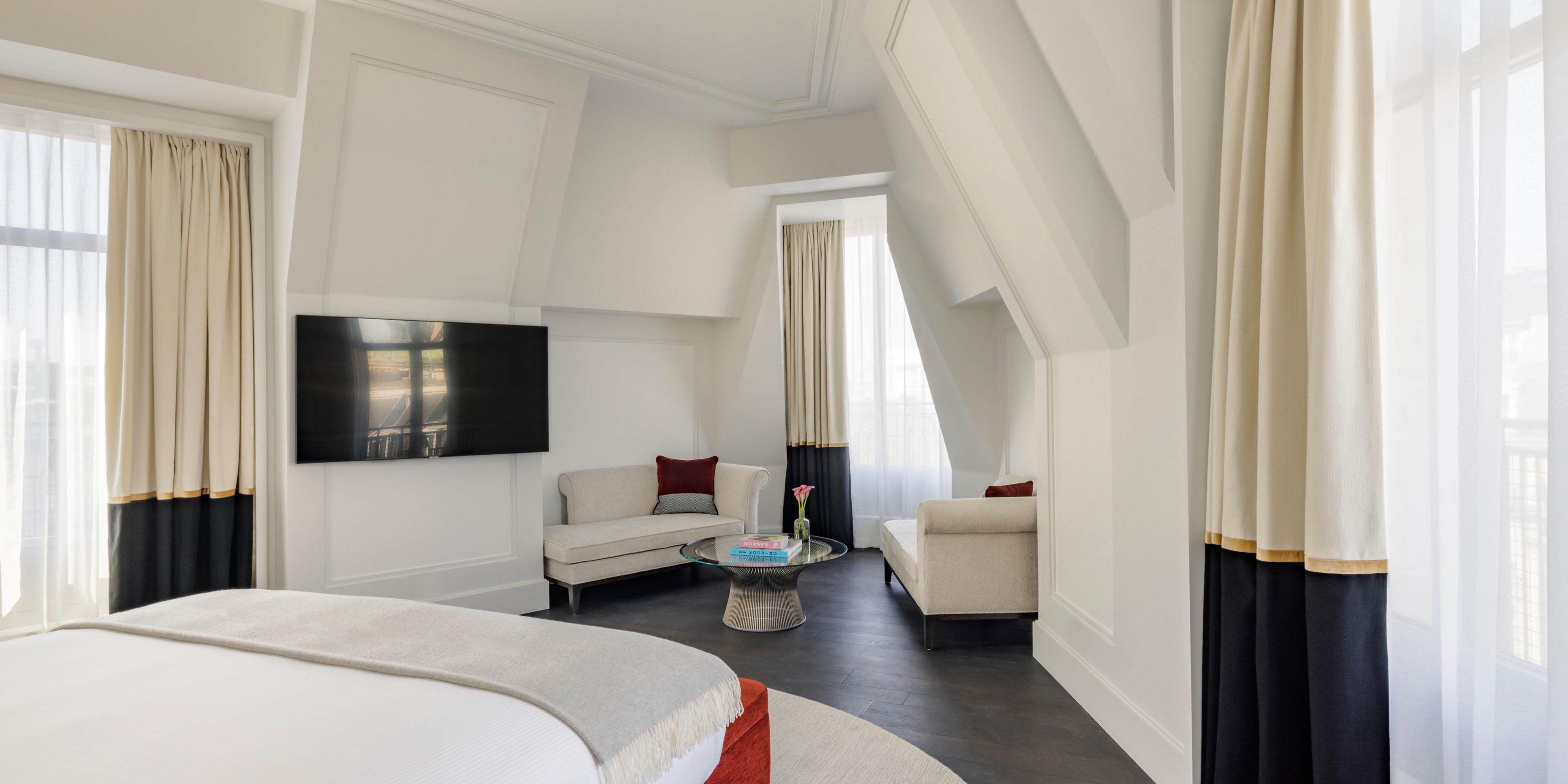 Discover the spacious bedroom of our Suite Honoré
