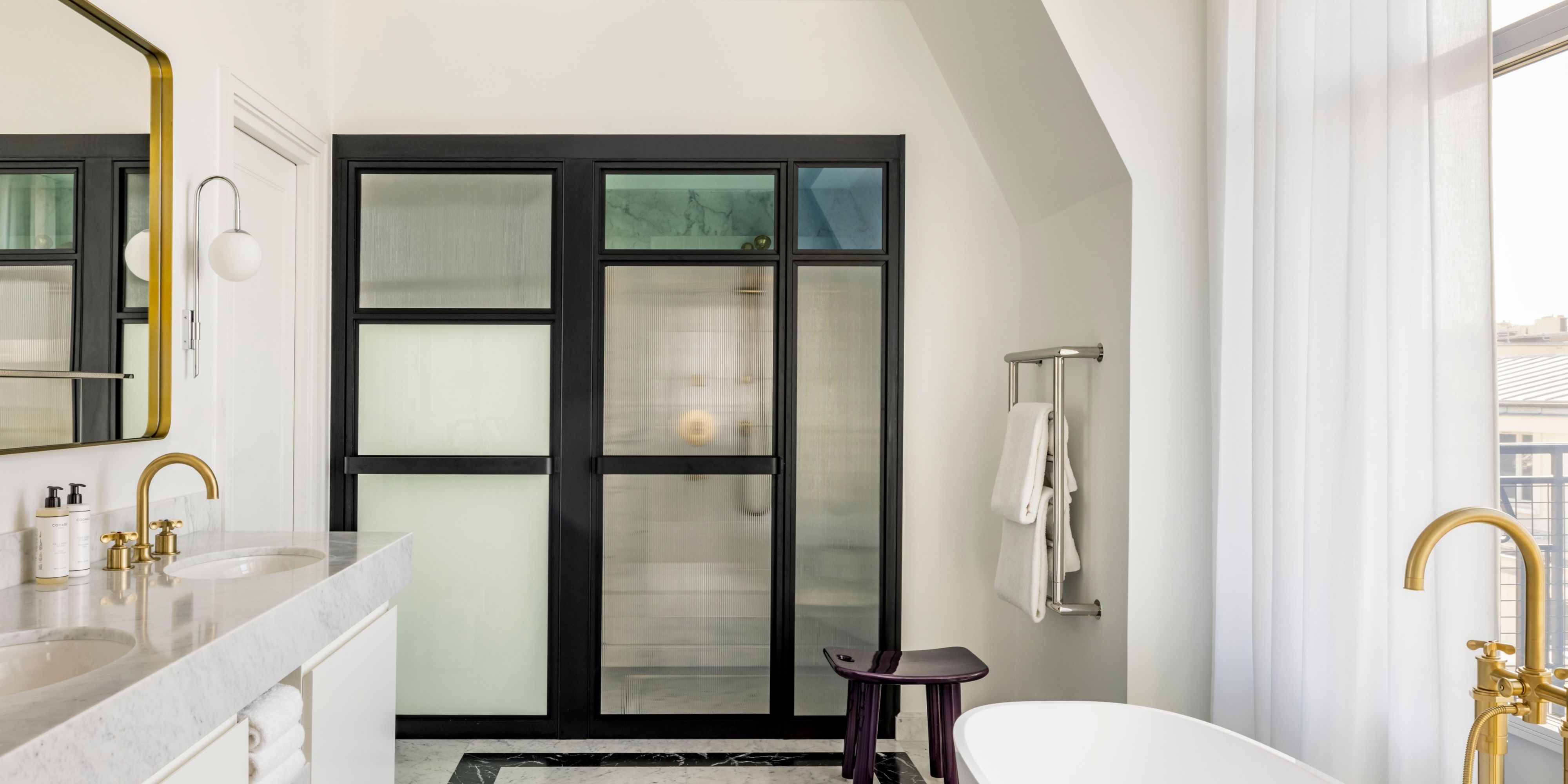 La spacieuse salle de bain de la Suite Honoré 