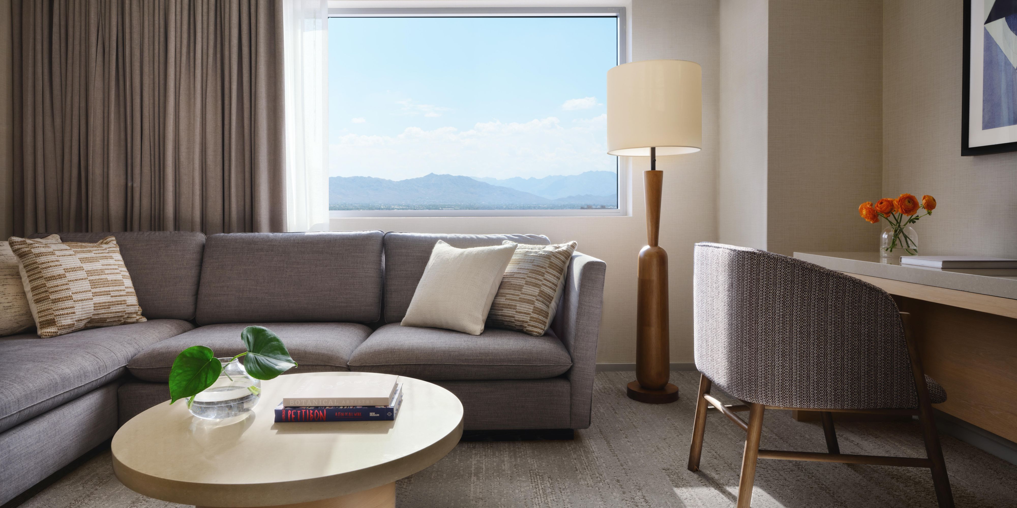 Nasze wspaniałe apartamenty zostały zaprojektowane z myślą o Tobie – przeboju. Luksusowe punkty styku, takie jak włoska pościel, głębokie wanny i w pełni zaopatrzony bar honorowy, zapewniają dodatkowe wrażenia w dużych studiach i apartamentach o powierzchni do 1,325 stóp kwadratowych.