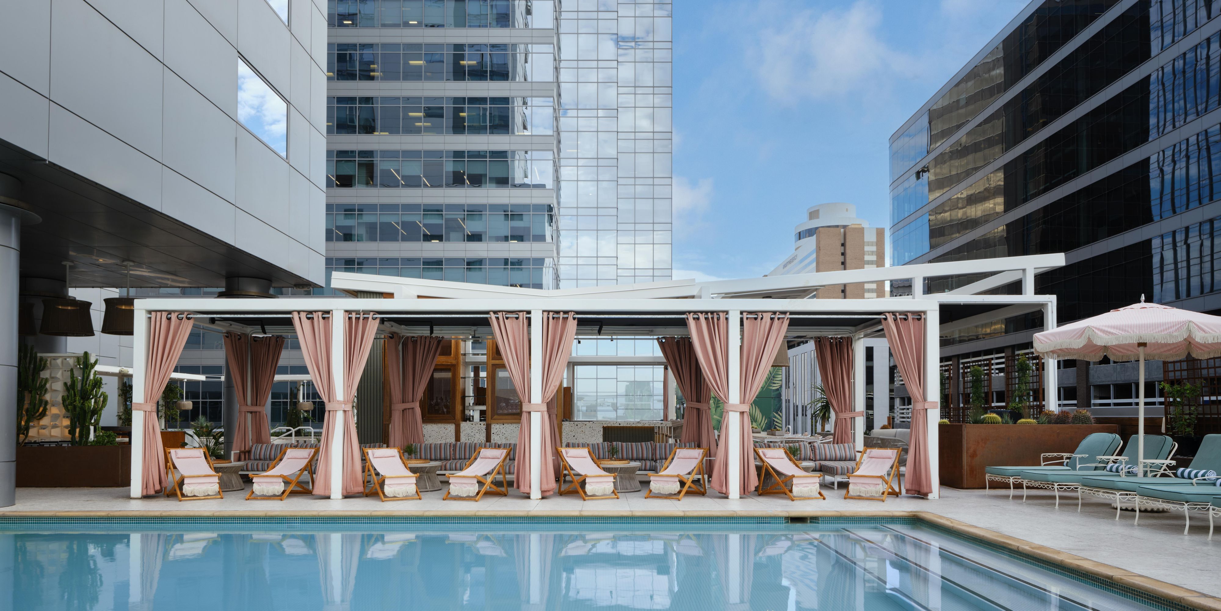 حوض السباحة