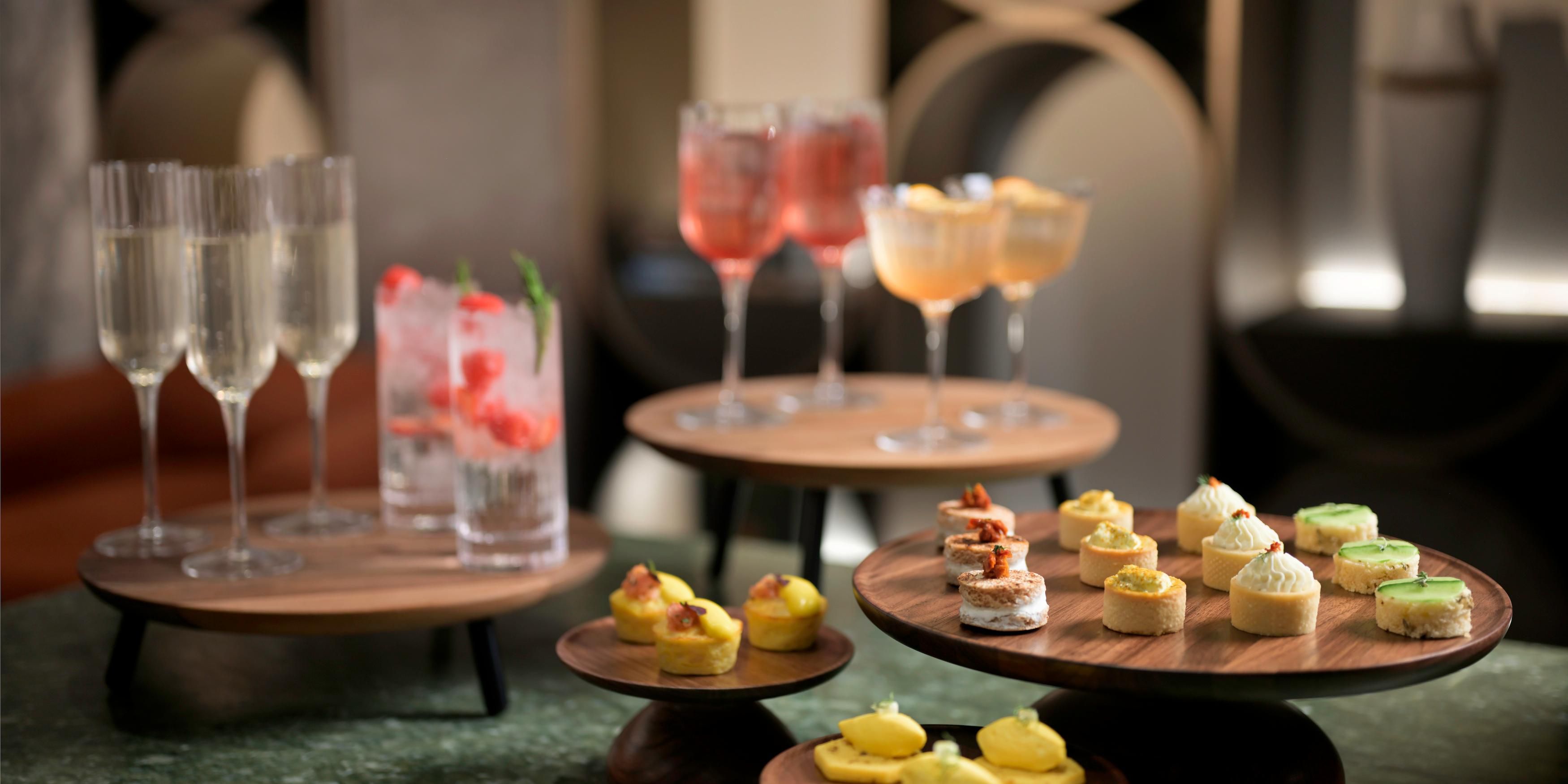 Cap off your day at our much-loved Kimpton Social Hour. Available to all of our in-house guests, our gatherings offer complimentary drinks and bites, providing a perfect opportunity to mingle with locals and fellow travelers, all with our signature Kimpton personal touch.