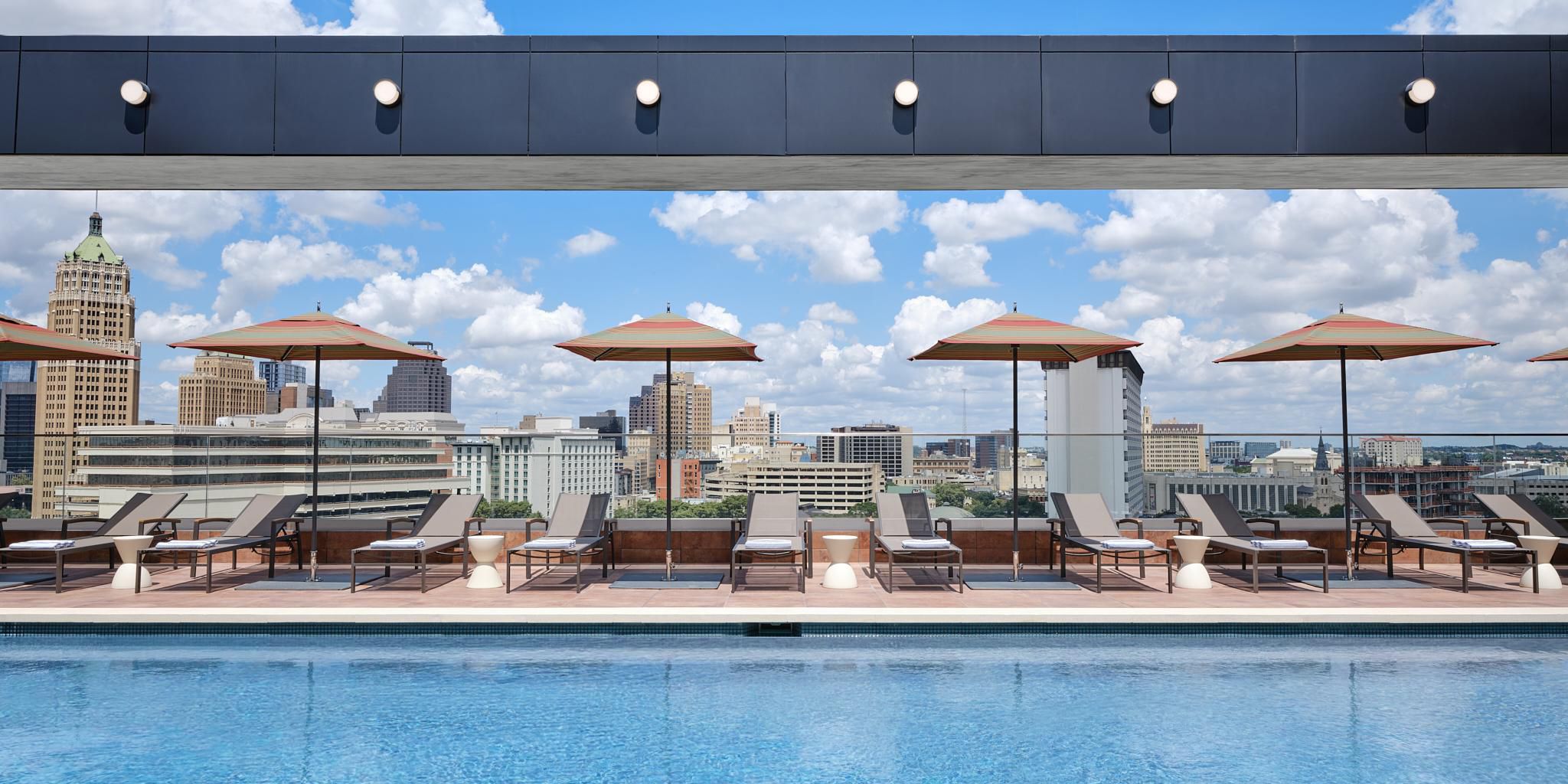 La principal piscina en la azotea de San Antonio está abierta en Kimpton Santo. Disfrute del impresionante horizonte de la ciudad y del patio histórico del hotel mientras toma el sol en la terraza de la piscina. Para un día verdaderamente relajante de natación y descanso, reserve una de nuestras cabañas privadas.
