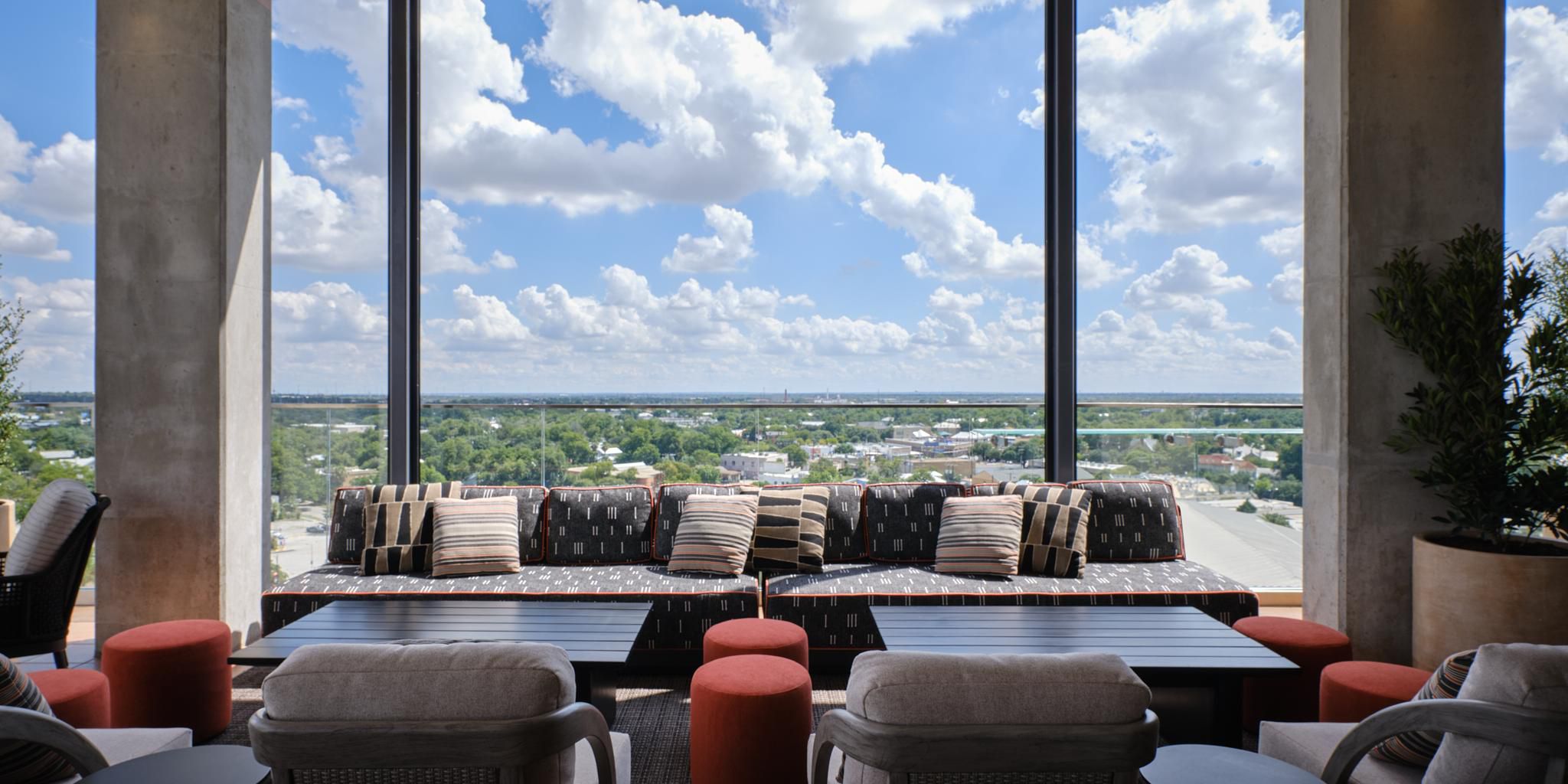 El bar Tenfold Rooftop ofrece cócteles innovadores centrados en el tequila y el mezcal, junto con una selección de cervezas y vinos por copa. Únase a nosotros en el único lugar de lujo al aire libre abierto durante todo el año.