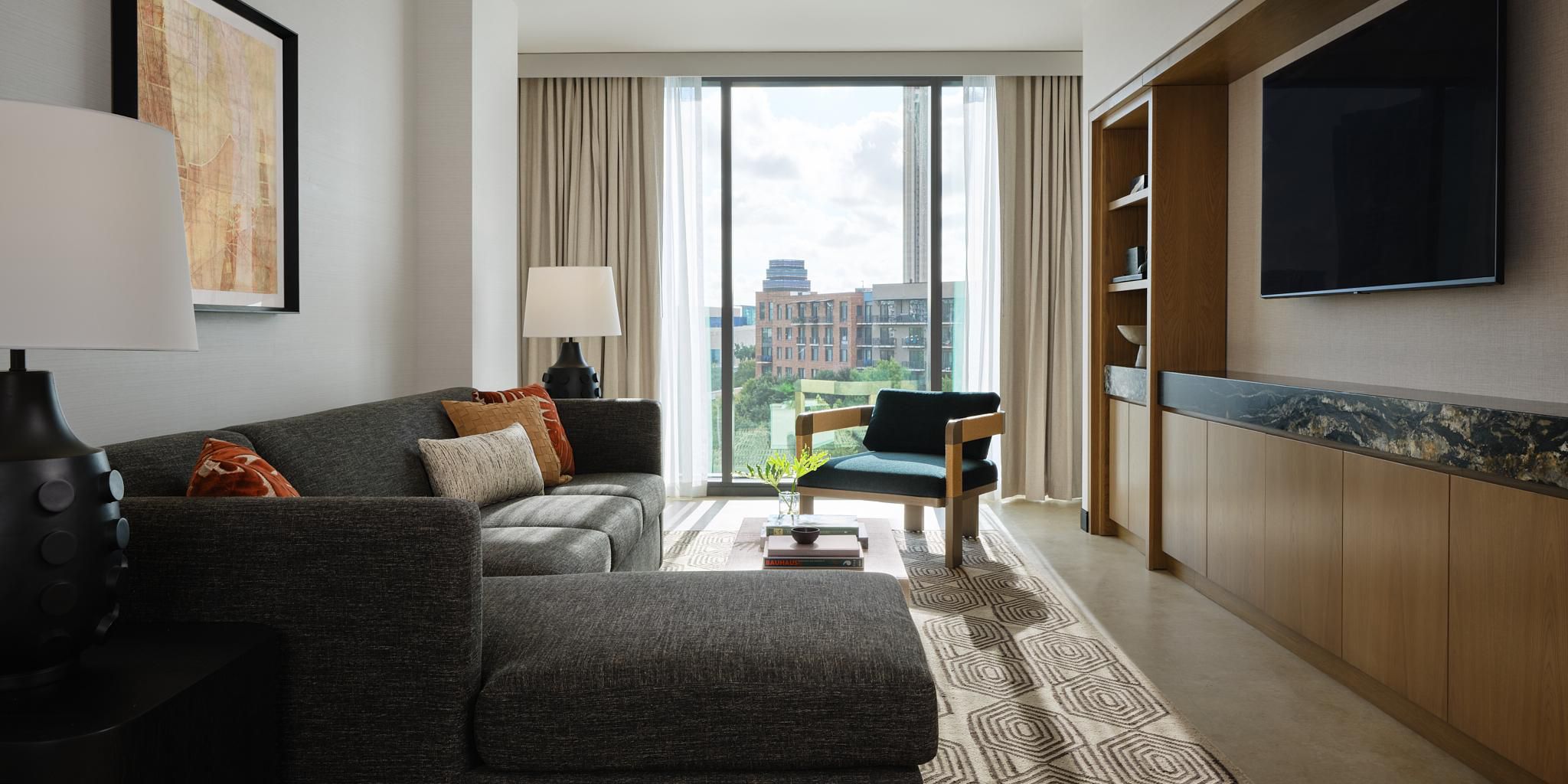 Ubicadas en el ala este del hotel, nuestras suites Hemisfair 7 cuentan con ventanas de piso a techo con vistas al histórico distrito Hemisfair.
