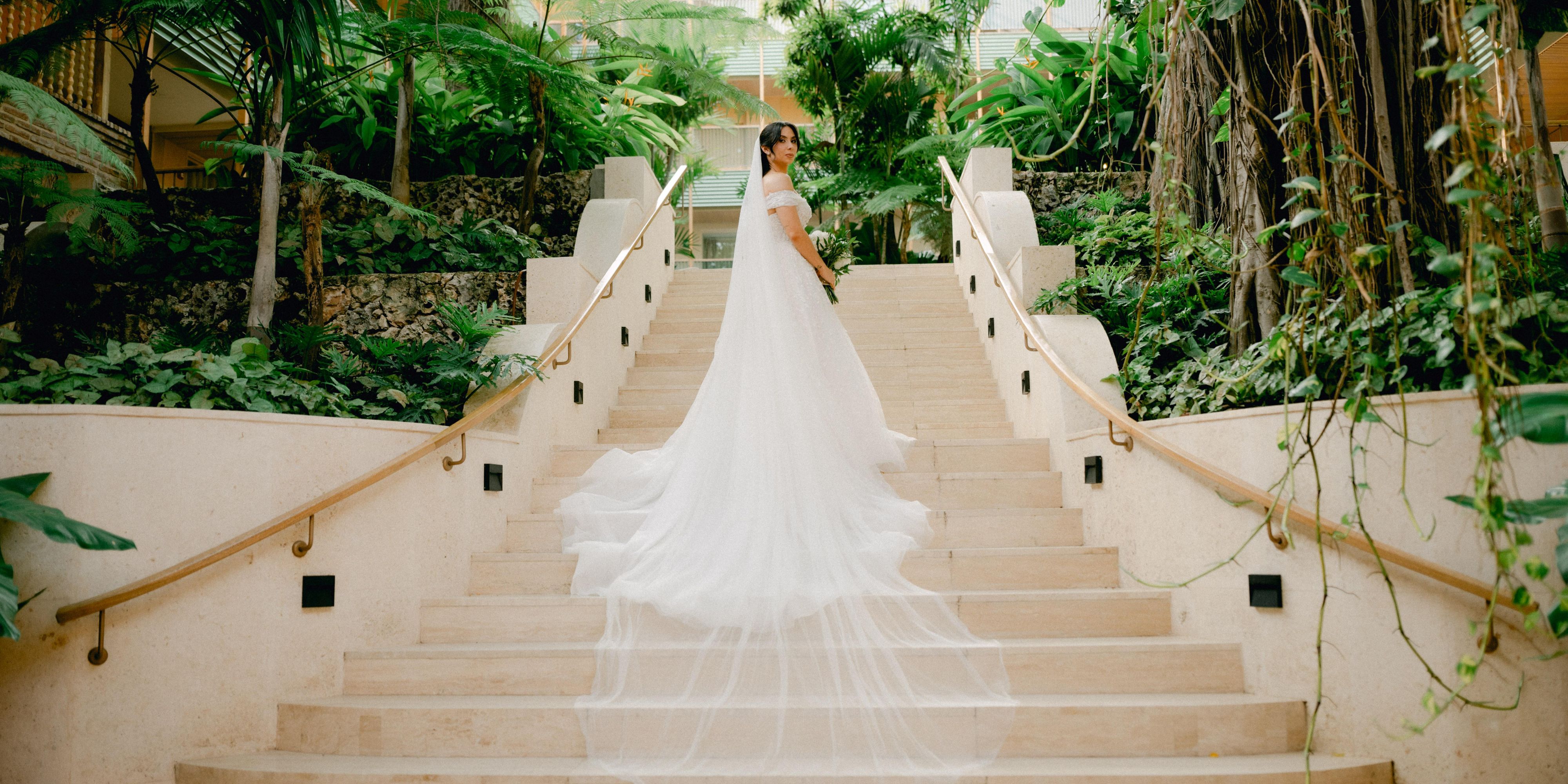 Novia posando en las escaleras