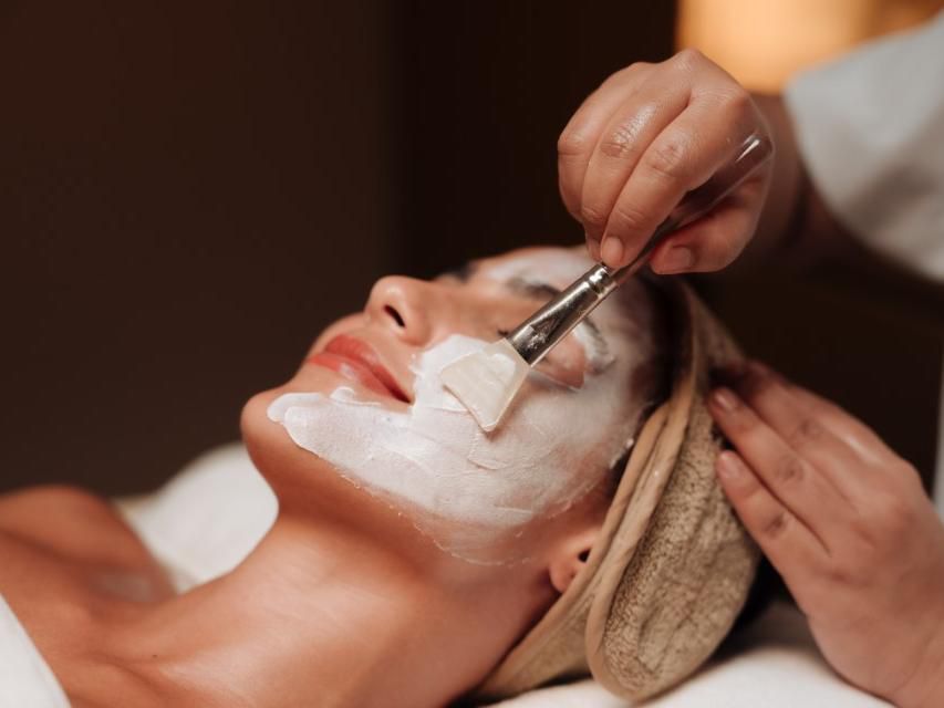 Mujer recibiendo un tratamiento facial