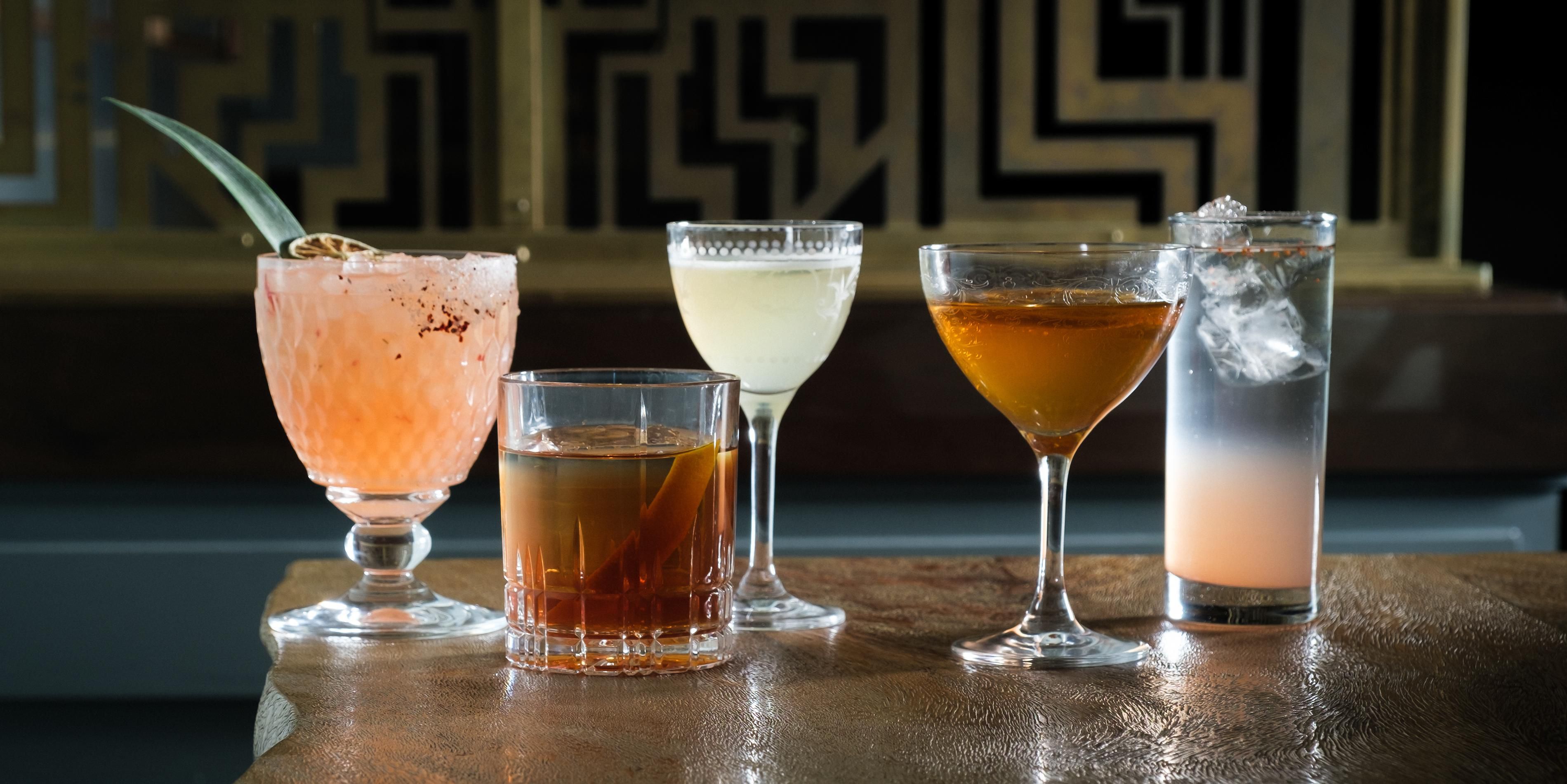 伴隨著梅賽德斯體驗將有三間獨特的餐廳和酒吧一間設有可伸縮屋頂的底樓餐廳供應國際美食當地採購的雪茄和朗姆酒休息室以及一個多層庭院花園酒吧在古老的橡樹和芒果樹中品嚐折衷的小吃和啜飲。 