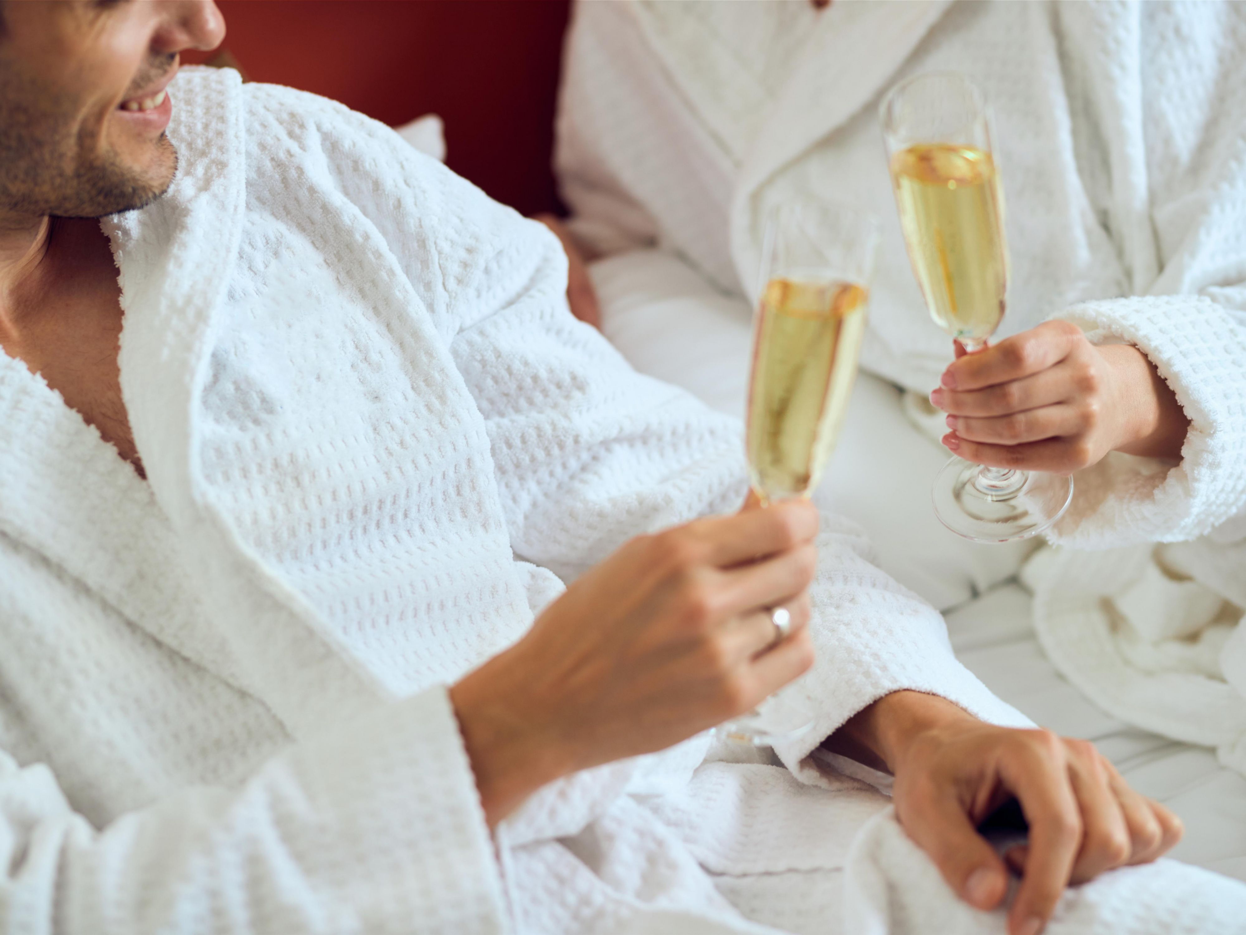 Pareja con copas de vino