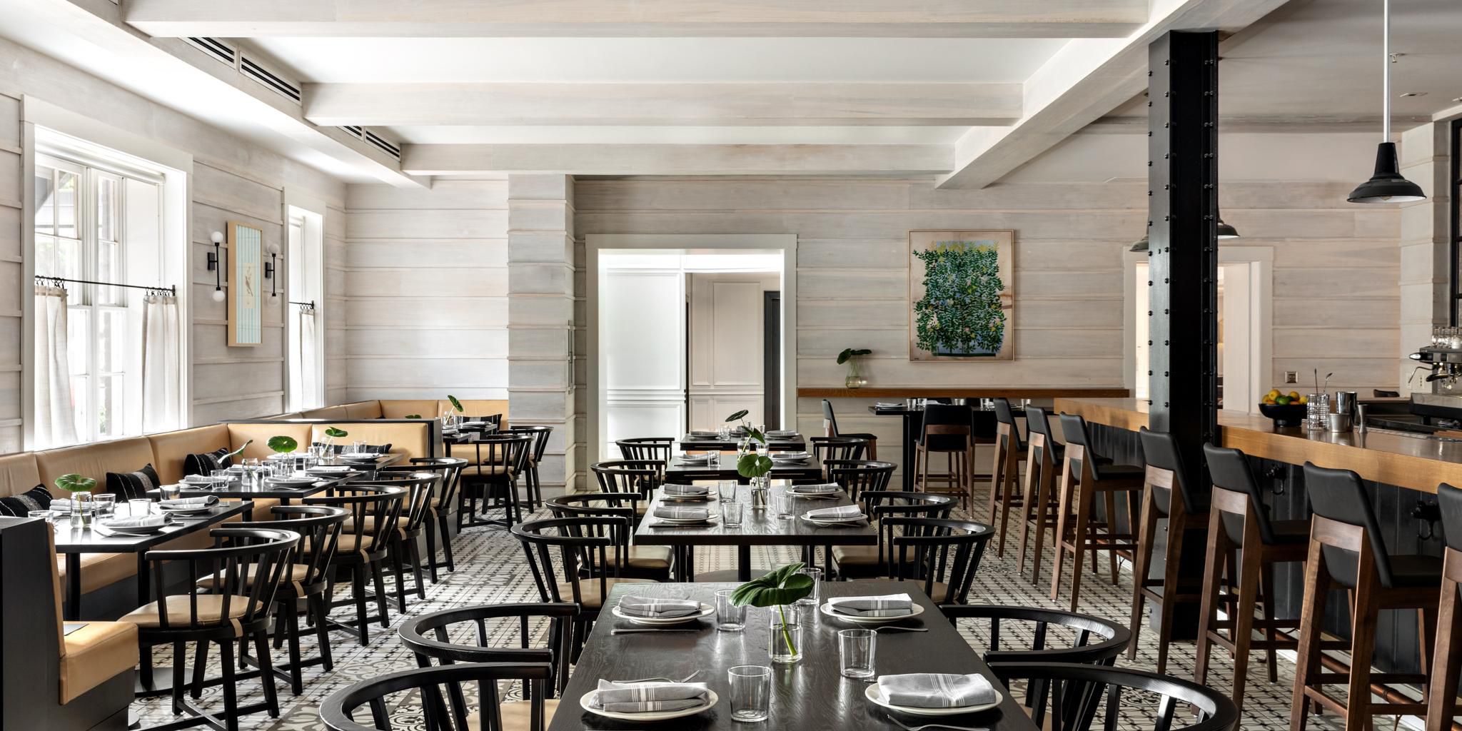 Genießen Sie italienische Küche vom Küchenchef mit einem Hauch von südlichem Flair und kräftigen Aromen, kreativen Cocktails, regionalen Weinen, Fassbieren und vielem mehr in einem gemütlichen, eleganten Ambiente. Ob Sie auf der Suche nach kleinen Häppchen zur Happy Hour oder einem ausgiebigen Abendessen bei gedämpftem Licht sind, die Pacci Italian Kitchen + Bar lädt Sie ein, sich einen Sessel zu sichern.