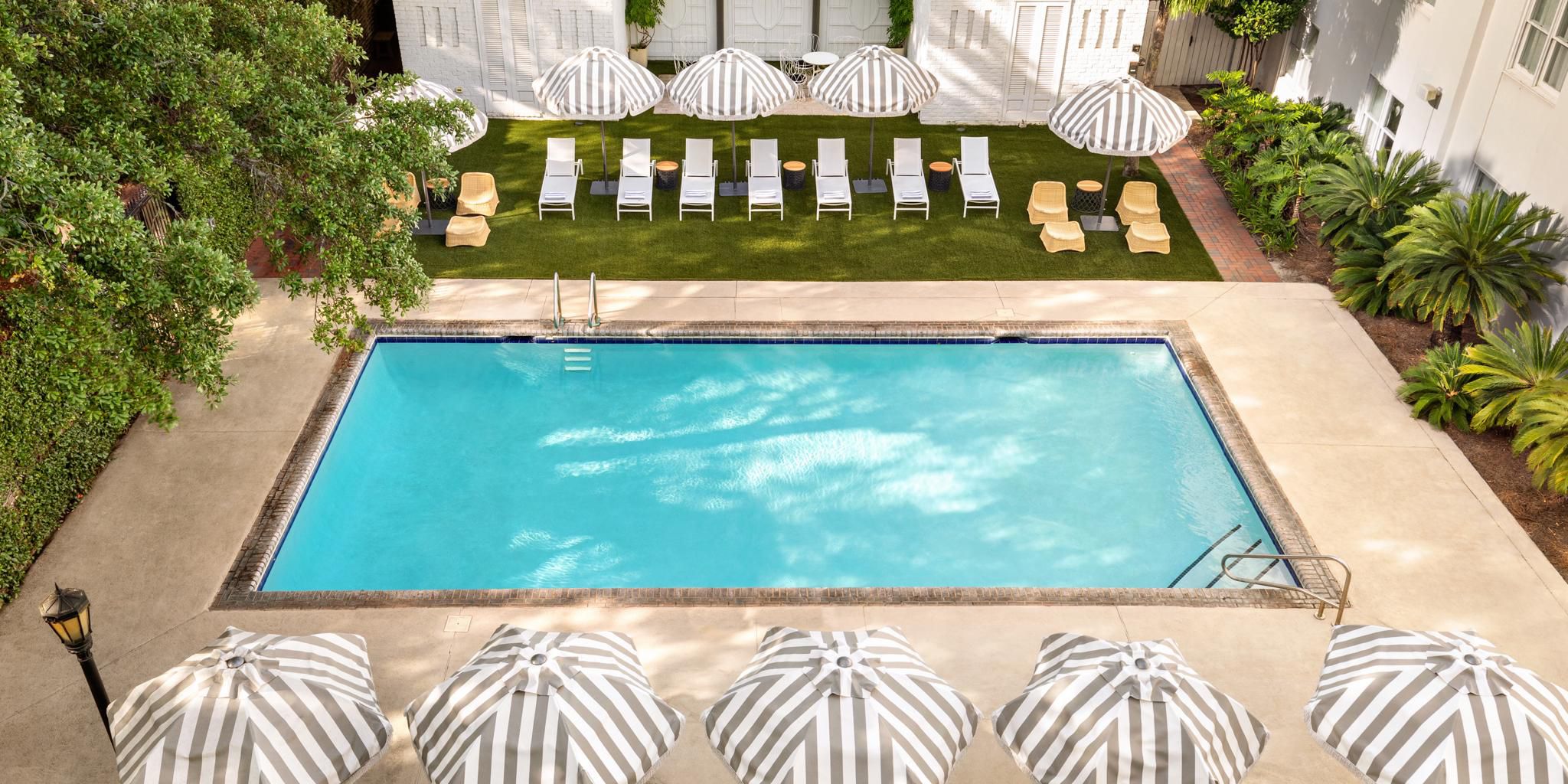 Genießen Sie unseren Pool und die Poolterrasse unter dem angenehmen Himmel über Savannah