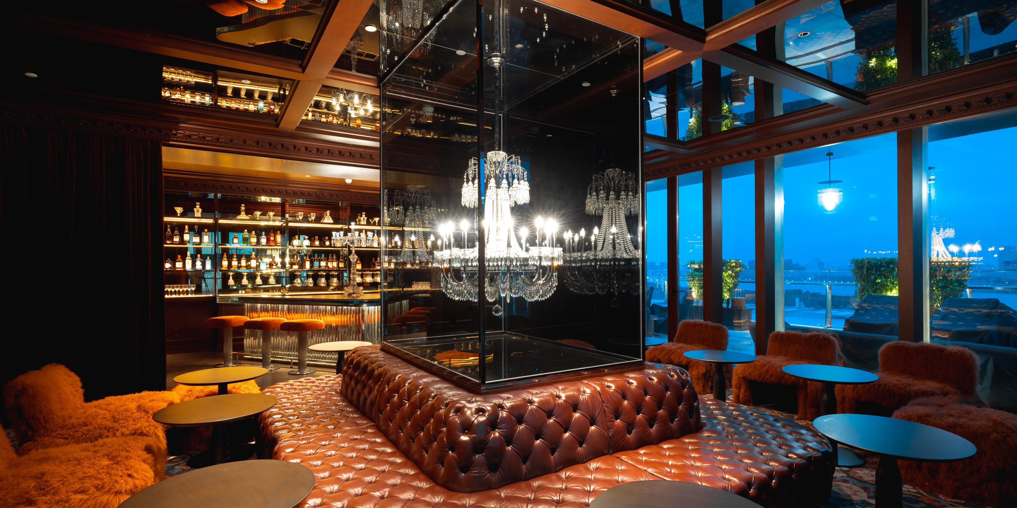 تستحضر المرايا المذهبة بريق العصر الذهبي ، بينما تضفي الشمعدانات الكريستالية وهجًا ناعمًا مضاء بالنجوم. توفر الصالة المستوحاة من الملهى مشهدًا فريدًا غامرًا ، وأجواء تمتد بسلاسة إلى الشرفة الخارجية ، وتوفر إطلالات شاملة على النهر والمدينة التي لا حدود لها.