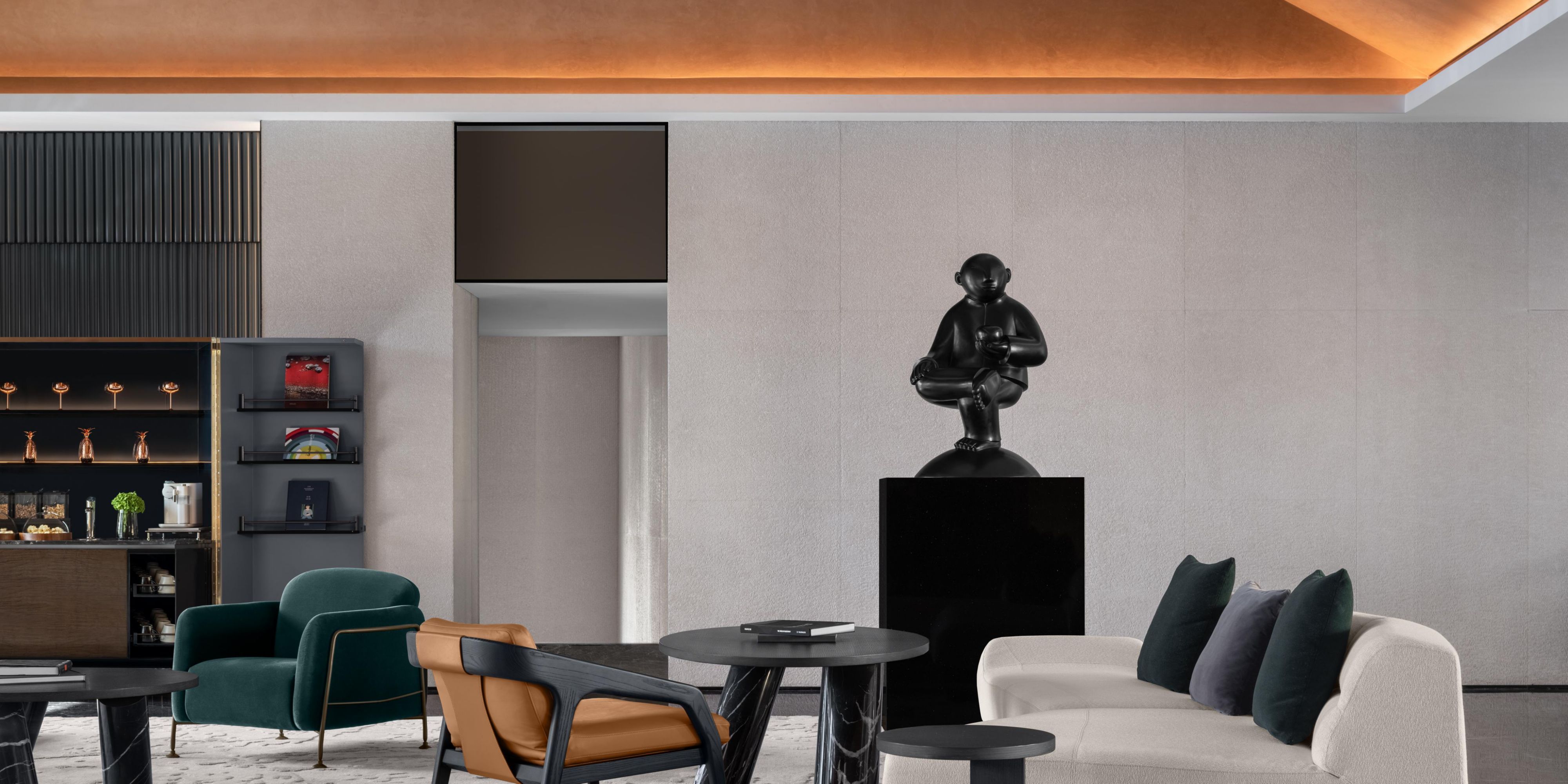 The hotel will provide local specialties, tea and coffee for breakfast in the lobby Honor Bar, 10-11am, which will start the day for guests every morning. And special snacks and the wine will be served at Bar168, 17-18pm, enjoy your evening social hour at Kimpton.