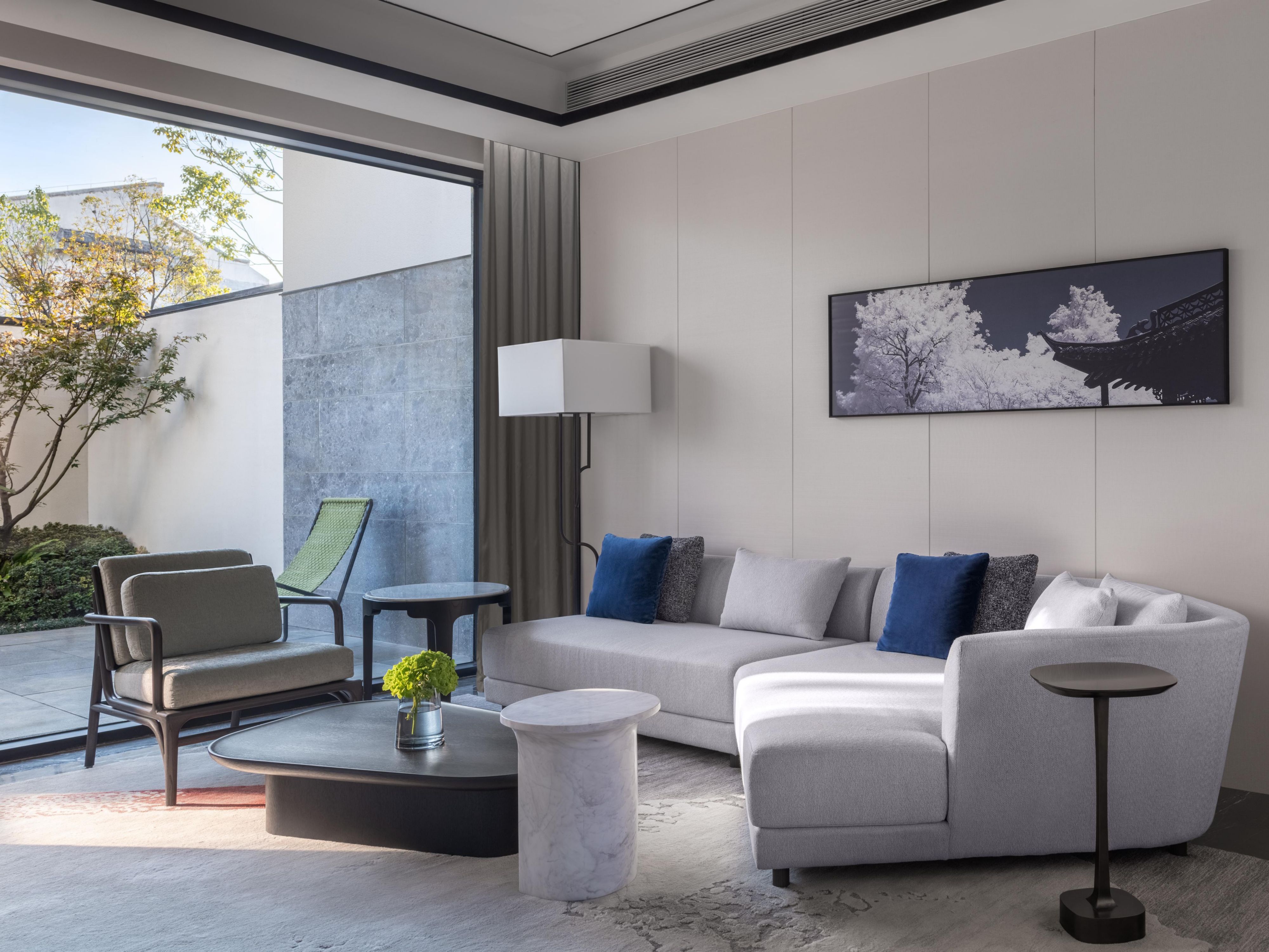 Two sides courtyard suite