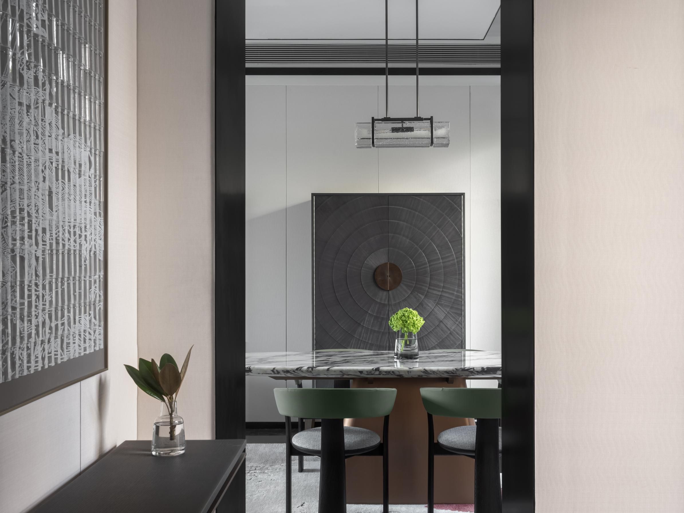 Feel the nature and enjoy the Suzhou canal view from the room