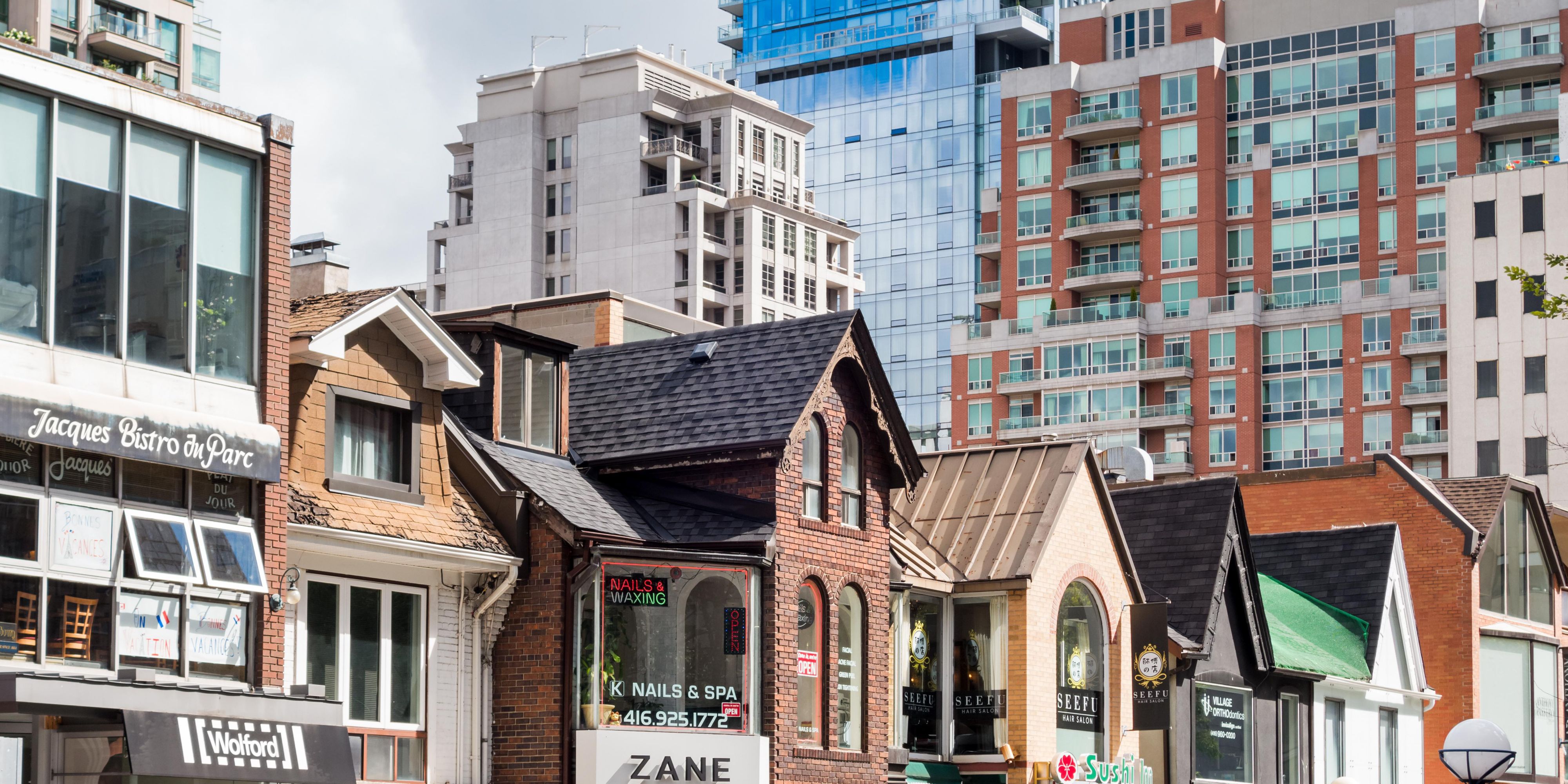 Yorkville is the destination for anyone looking to indulge in a little retail therapy. The neighbourhood is a combination of upscale designer shops, posh boutiques, swanky spas and buzzy restaurants. Wander beyond the shopping promenades in order to ogle Yorkville’s beautiful private residences.