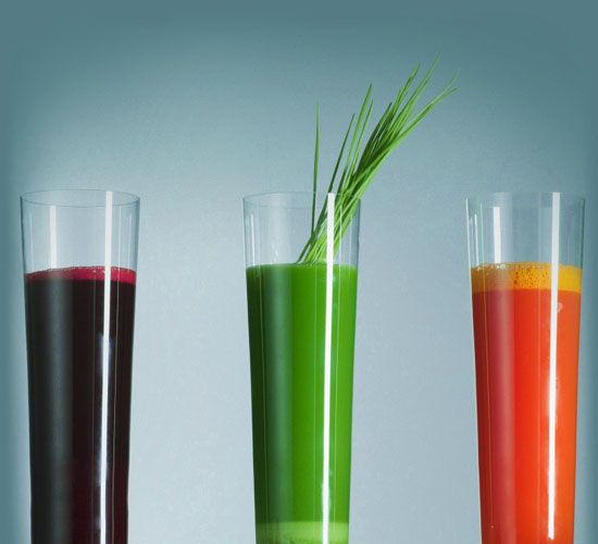 三个高大的杯子，带有紫色，绿色和橙汁