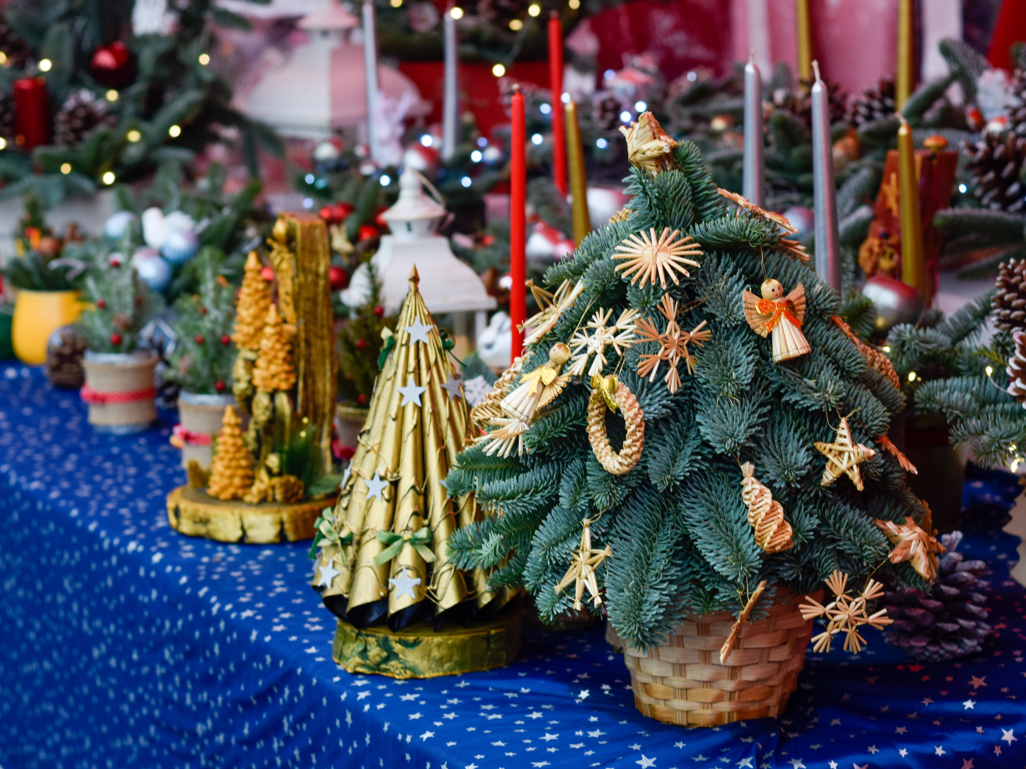 Table with homemade Christmas decor