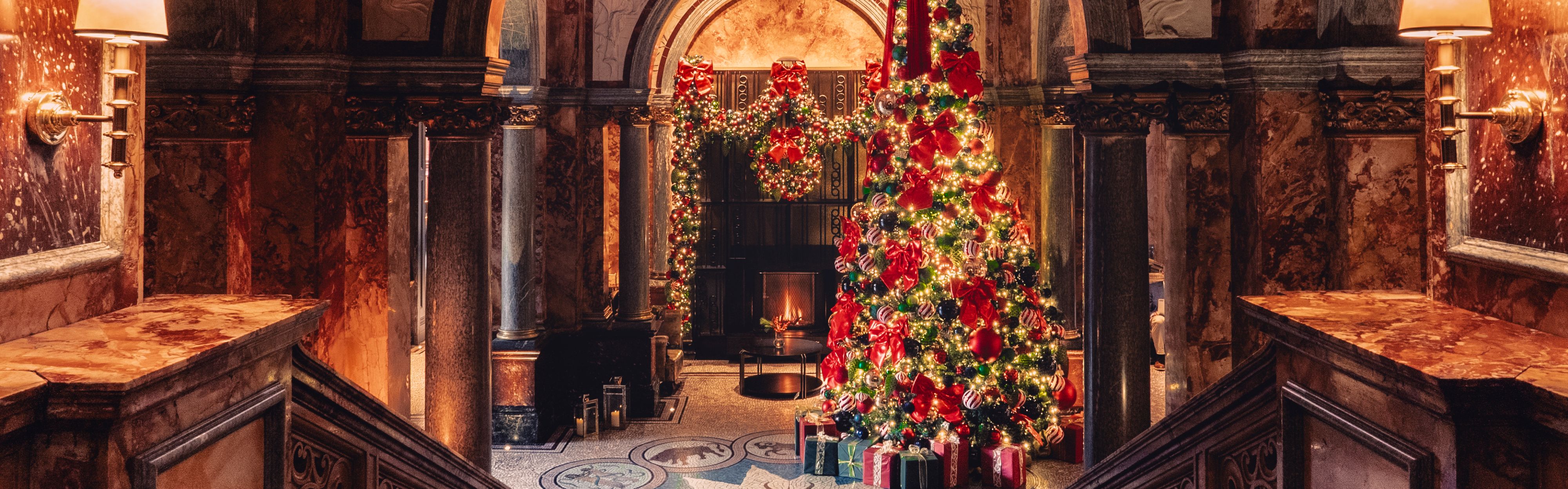 Lobby dell'hotel decorata per Natale