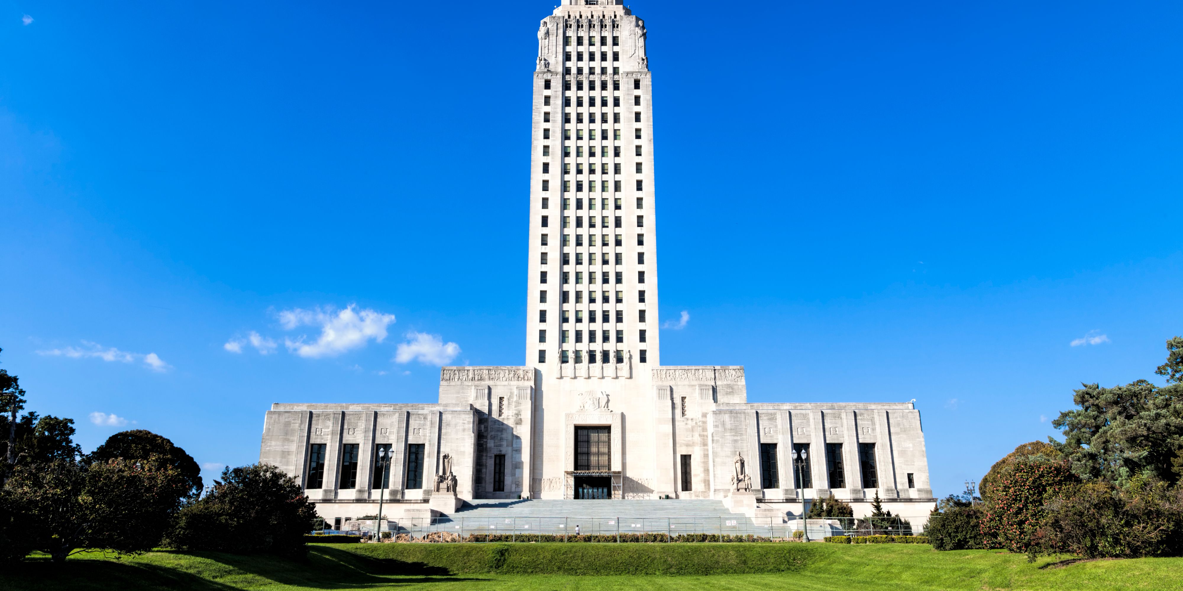 Louisiana State Capitol​ building in the day time.
