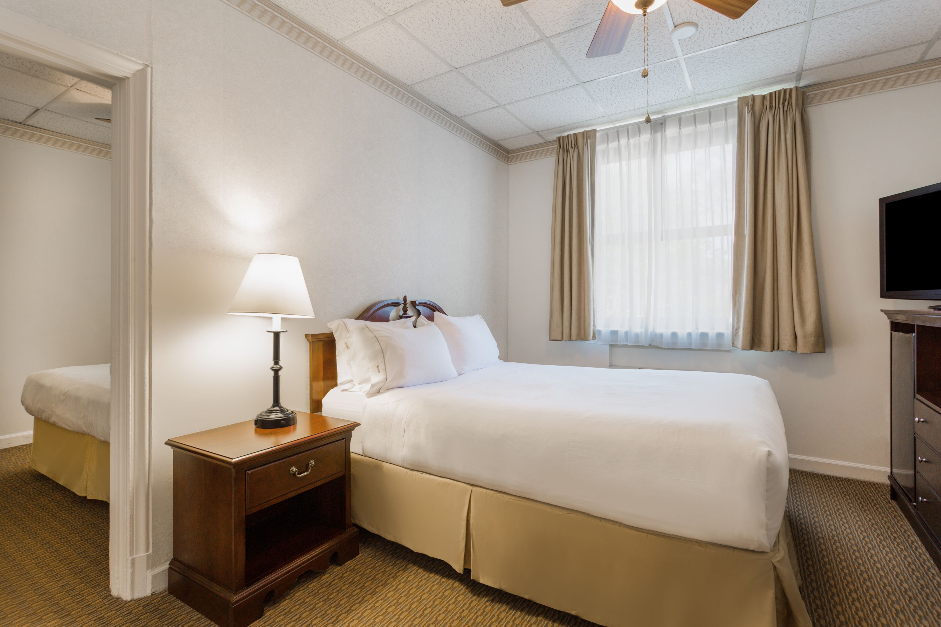 N203, 1 Queen and two twins  (TK1G)