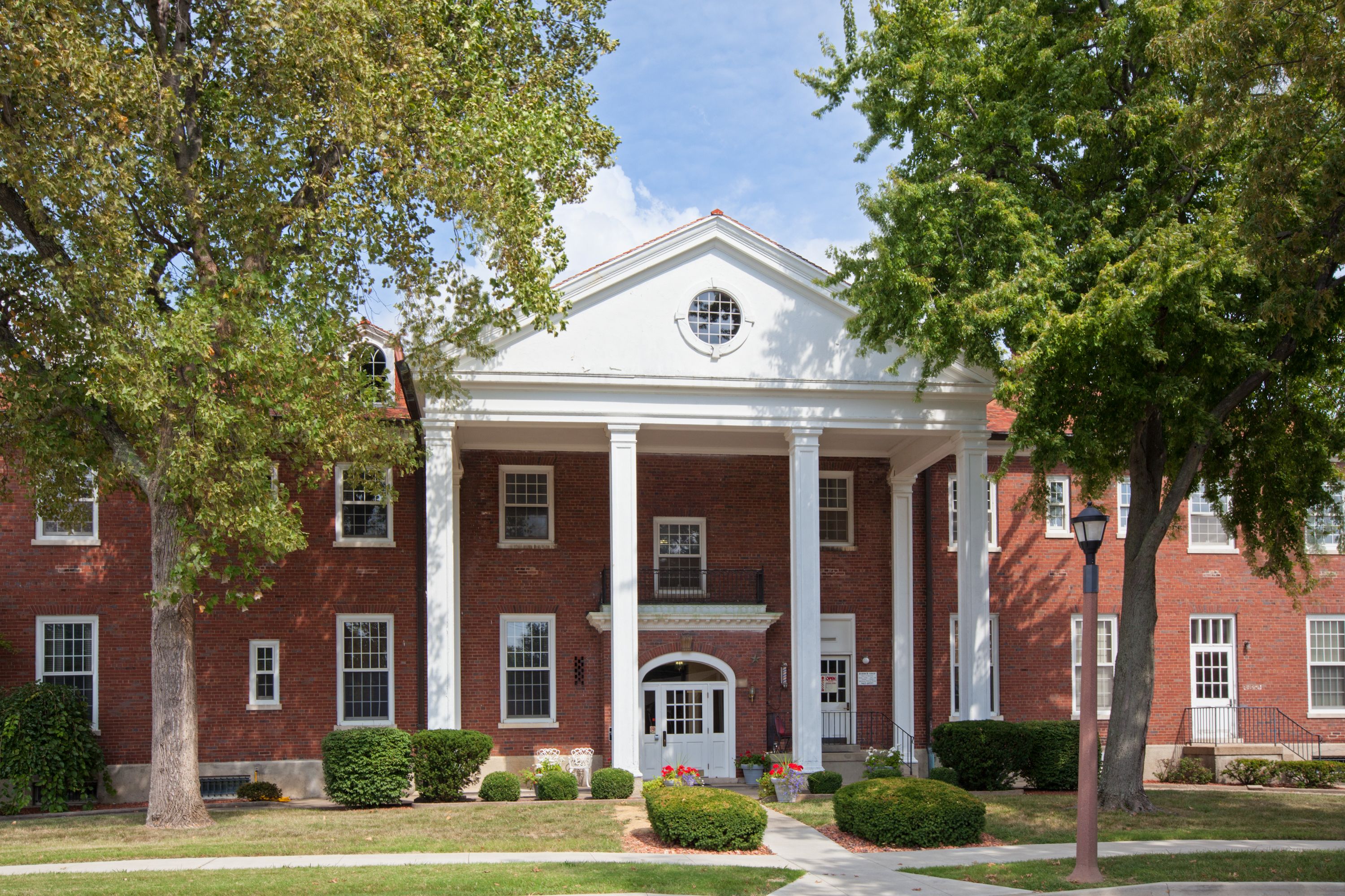 Yeomans Hall (DVQ) - Hotel Exterior