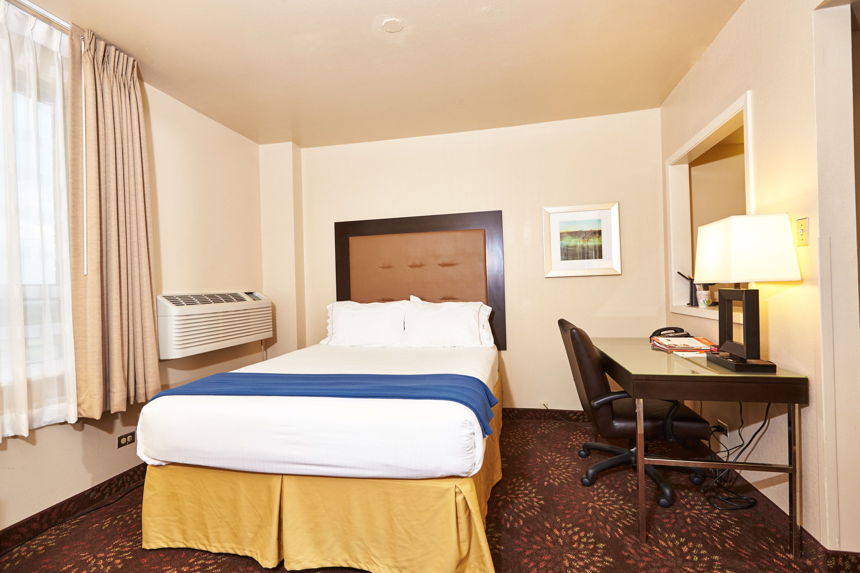 IHG Army Hotel, Bldg. 1384, Queen Bed Guest Room