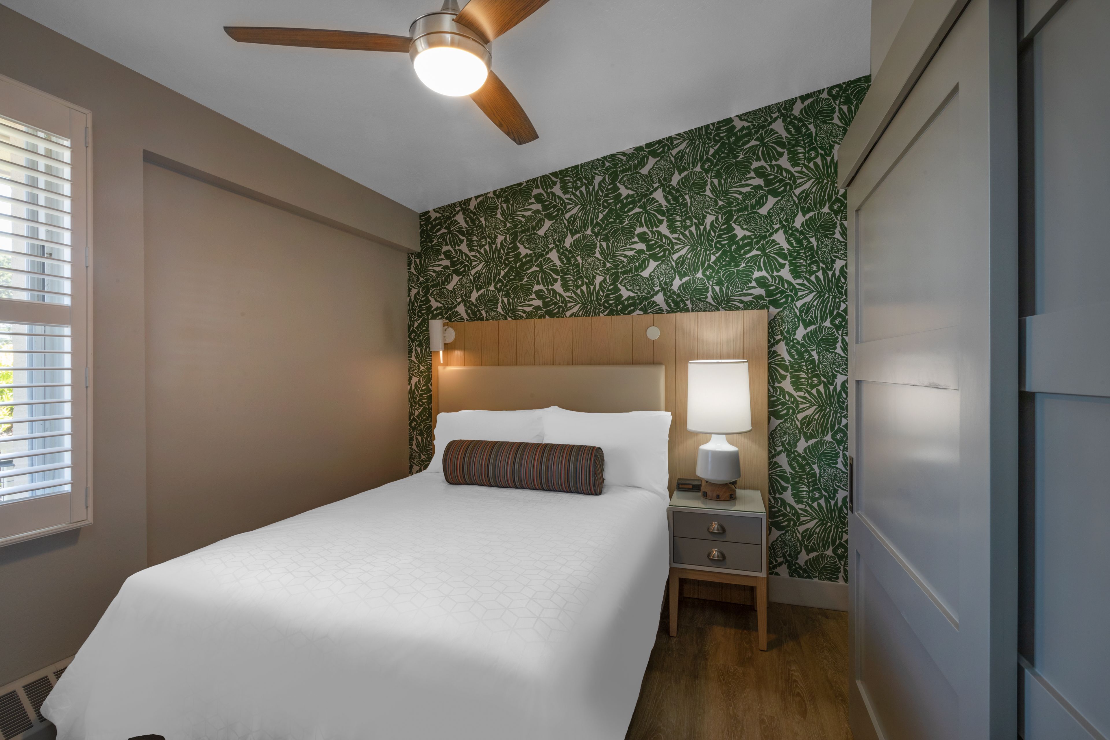 1 Queen Bed Suite with Kitchenette