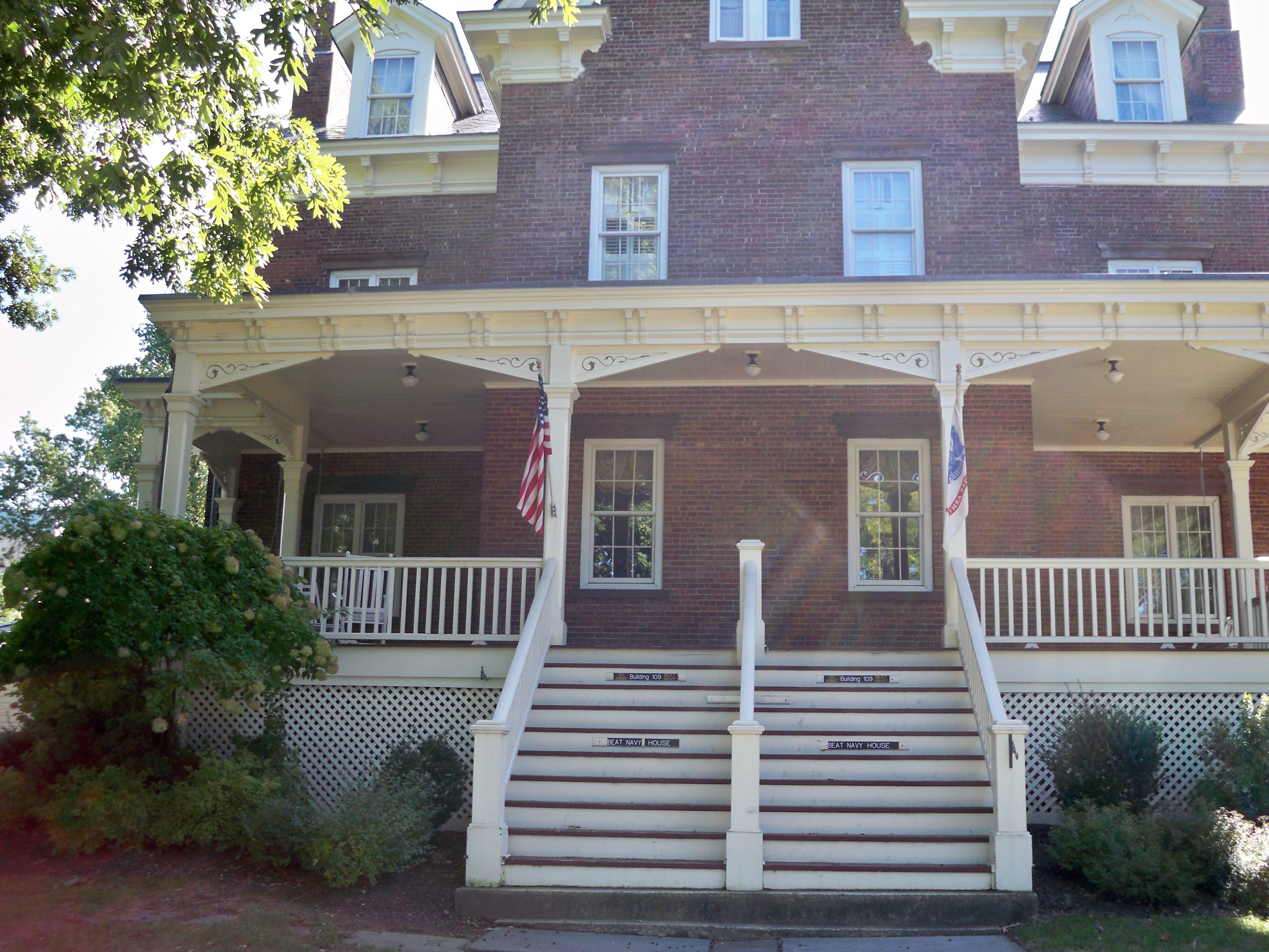 &quot;Beat Navy House&quot; IHG Army Hotels DVQ Building 109 Hotel Exterior