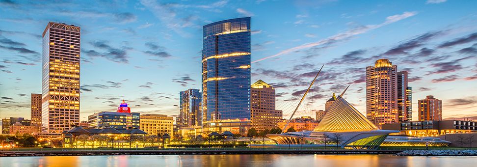 Vista sullo skyline di Milwaukee al tramonto