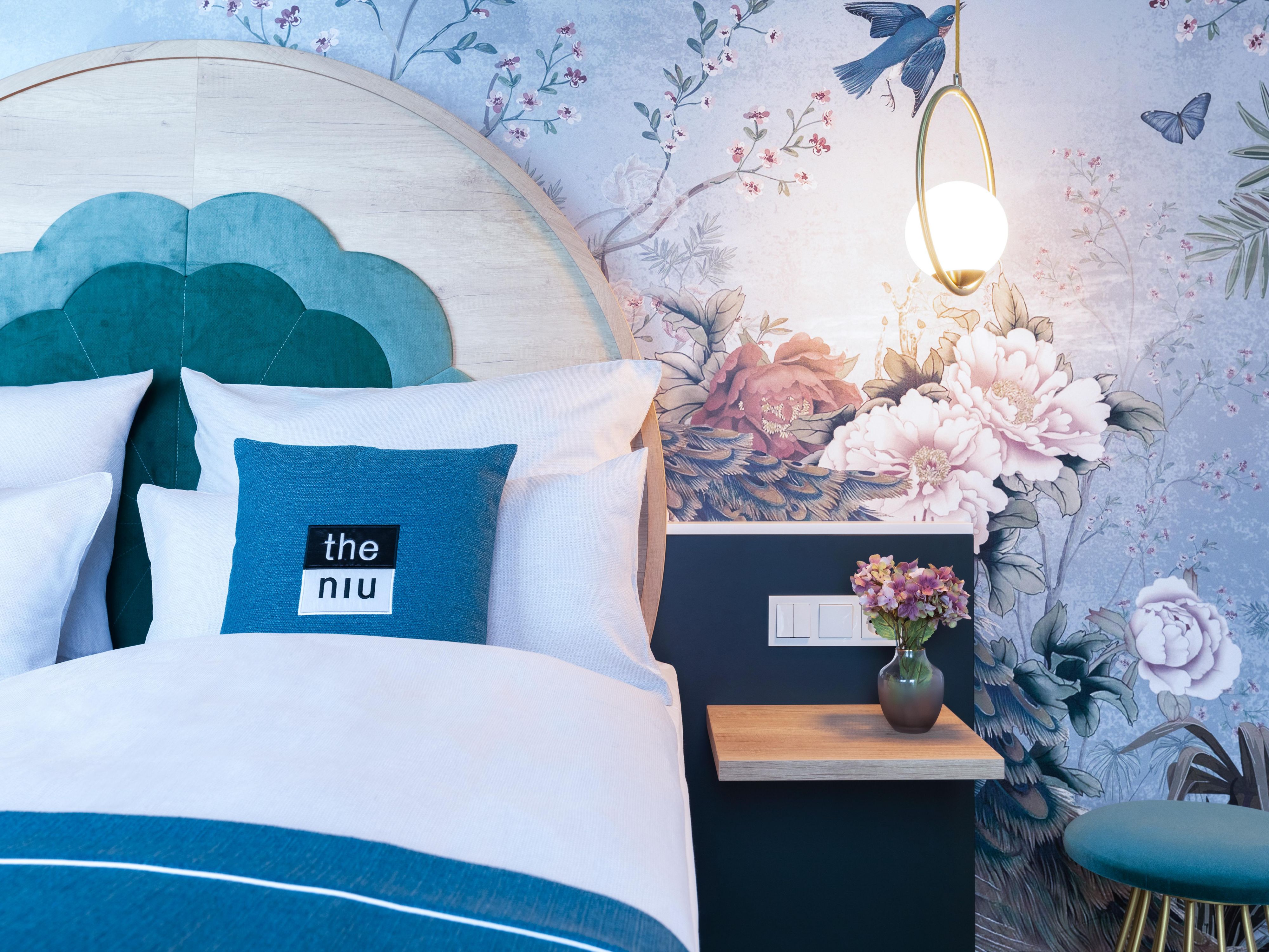 The niu Flower in Constance blends floral motifs and soft pastels to create a cozy, nature-inspired ambiance. With modern amenities like flatscreen TVs and Bluetooth soundboxes, it’s the perfect place to relax or explore the beauty of Lake Constance. A true haven of style and comfort, just like a walk through a meadow of flowers.