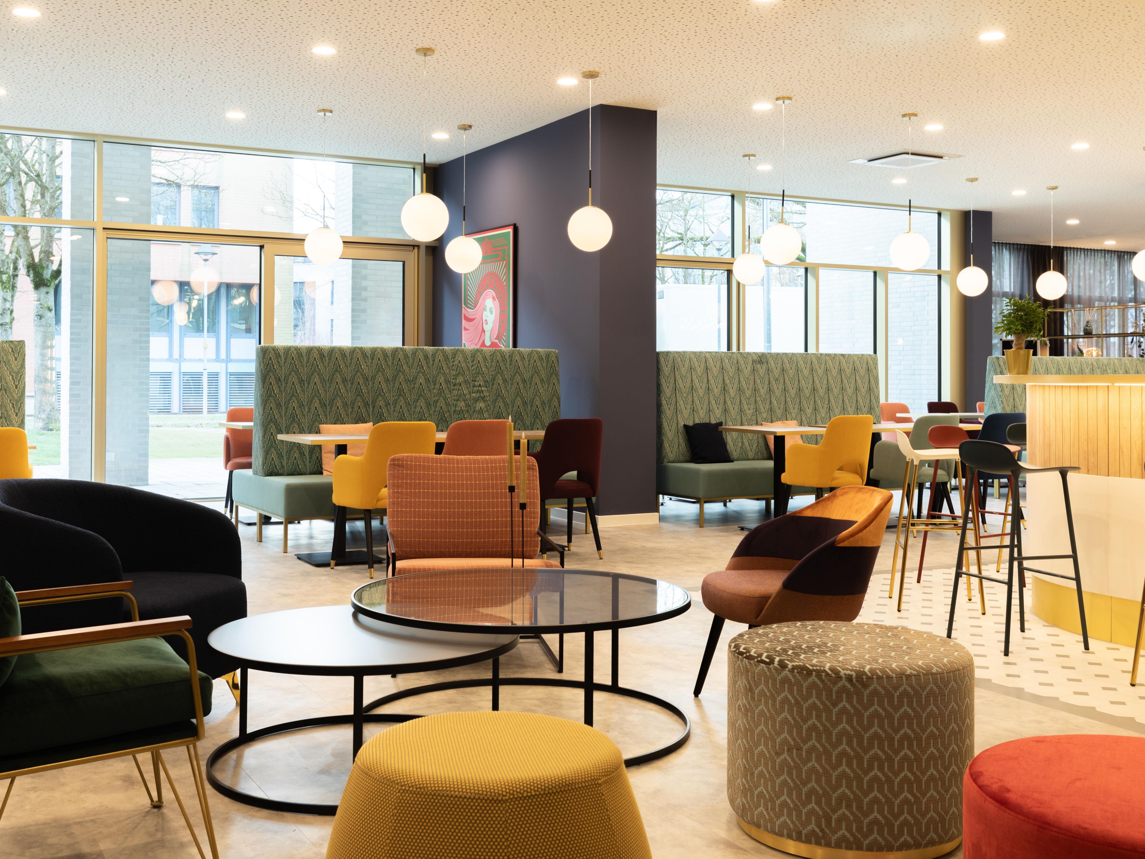 Our stylish lobby is more than just a reception area – it invites you to relax and be productive. Whether you’re looking for a quiet space to read or a flexible spot to work, our comfortable seating areas and modern co-working space provide the perfect setting for you!