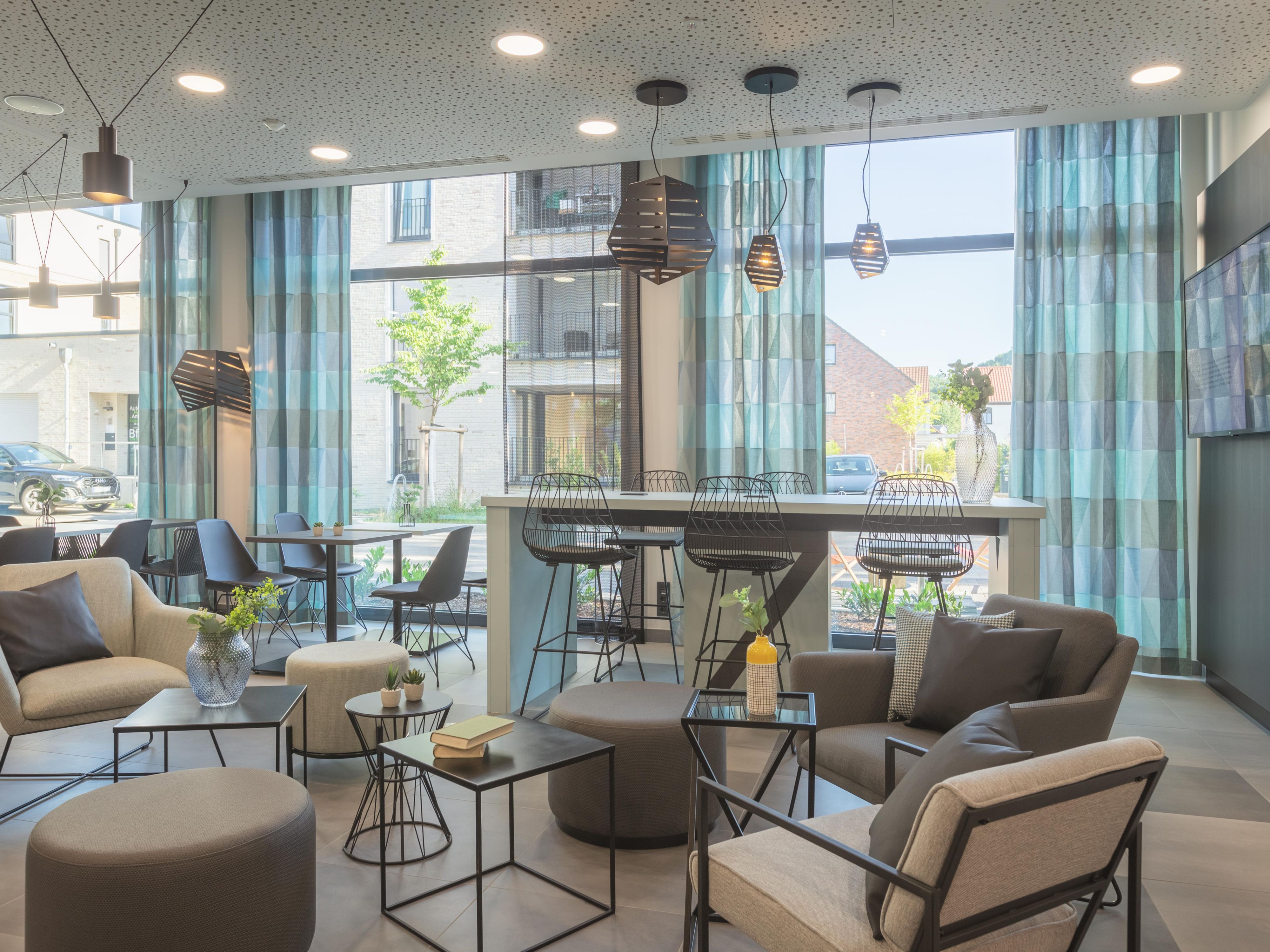 Here we celebrate the style of the rockabilly era with sharp lines and curved shapes. The design reflects the bold, self-confident nature of Düsseldorf and combines nostalgic charm with a lively, modern atmosphere. Here you will immediately feel at home - in a place that is different and special.