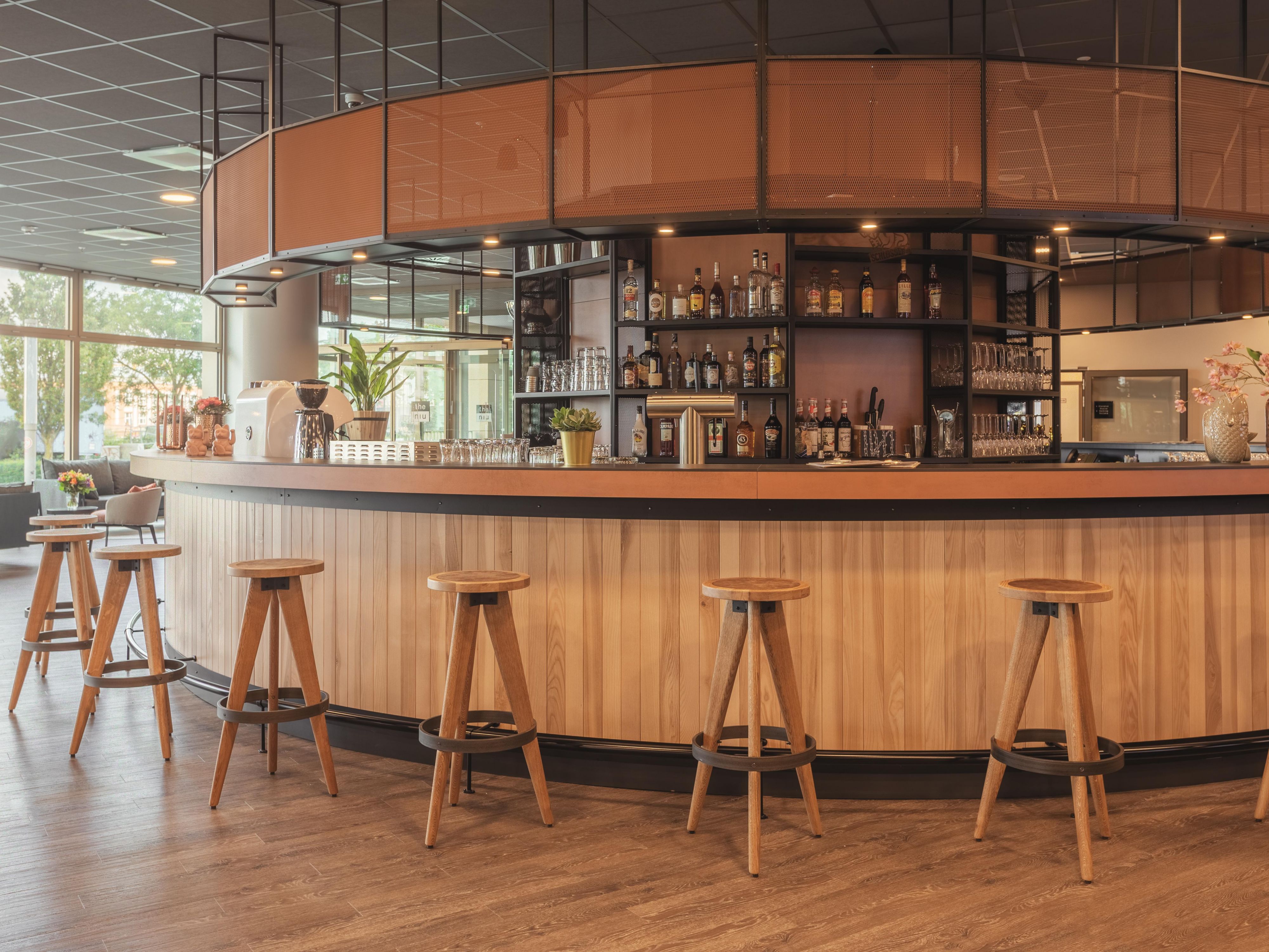 Our 24/7 bar offers the perfect mix of lounge atmosphere, delicious snacks, and refreshing drinks – open anytime! Whether late at night or early in the morning, enjoy a relaxing time with food and drinks. If you're feeling peckish, our lobby shop is available around the clock.