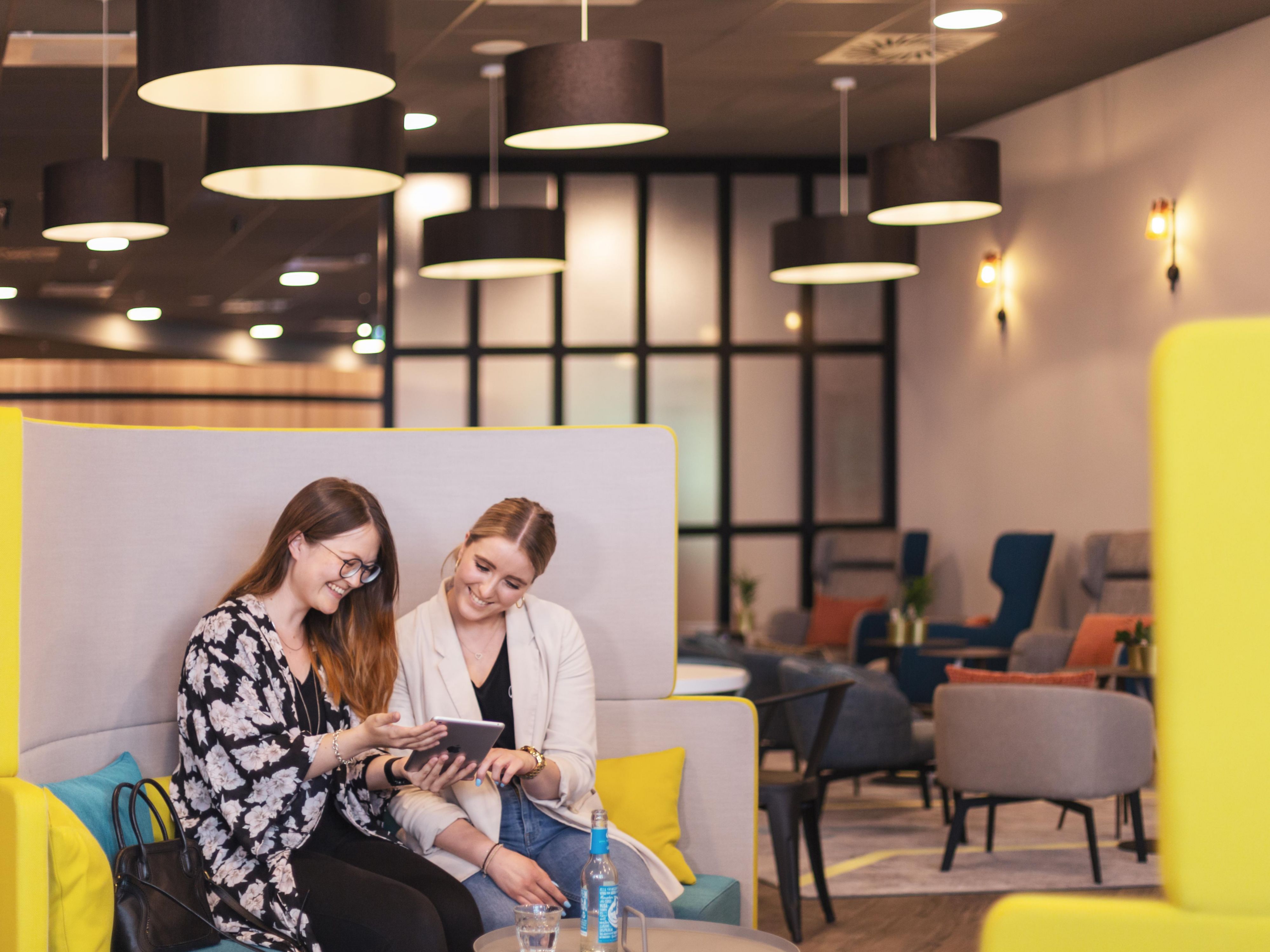 The Living Lobby is cosy, bright and super inviting - perfect for simply switching off or using it as a co-working space and productive work. There are plenty of power sockets and USB ports and, of course, free WiFi. No matter whether you simply want to retreat, have a relaxed get-together with others or do some networking.