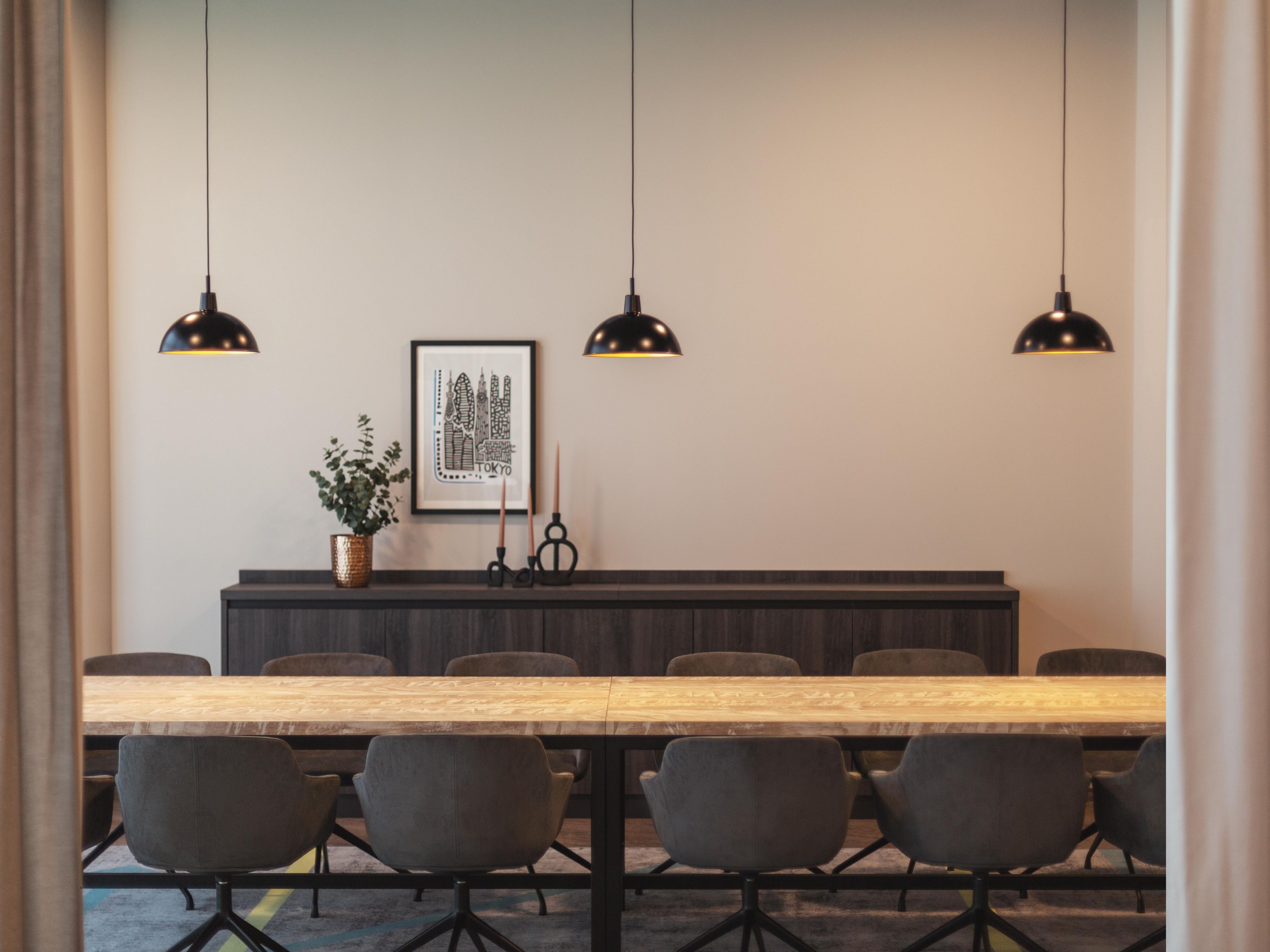 The Living Lobby offers optimal conditions for productive work with plenty of natural light, comfortable seating areas, numerous power outlets, USB ports, and free high-speed Wi-Fi. Whether focused work, spontaneous team meetings, or creative exchanges – this is where efficient work with a feel-good factor is possible.