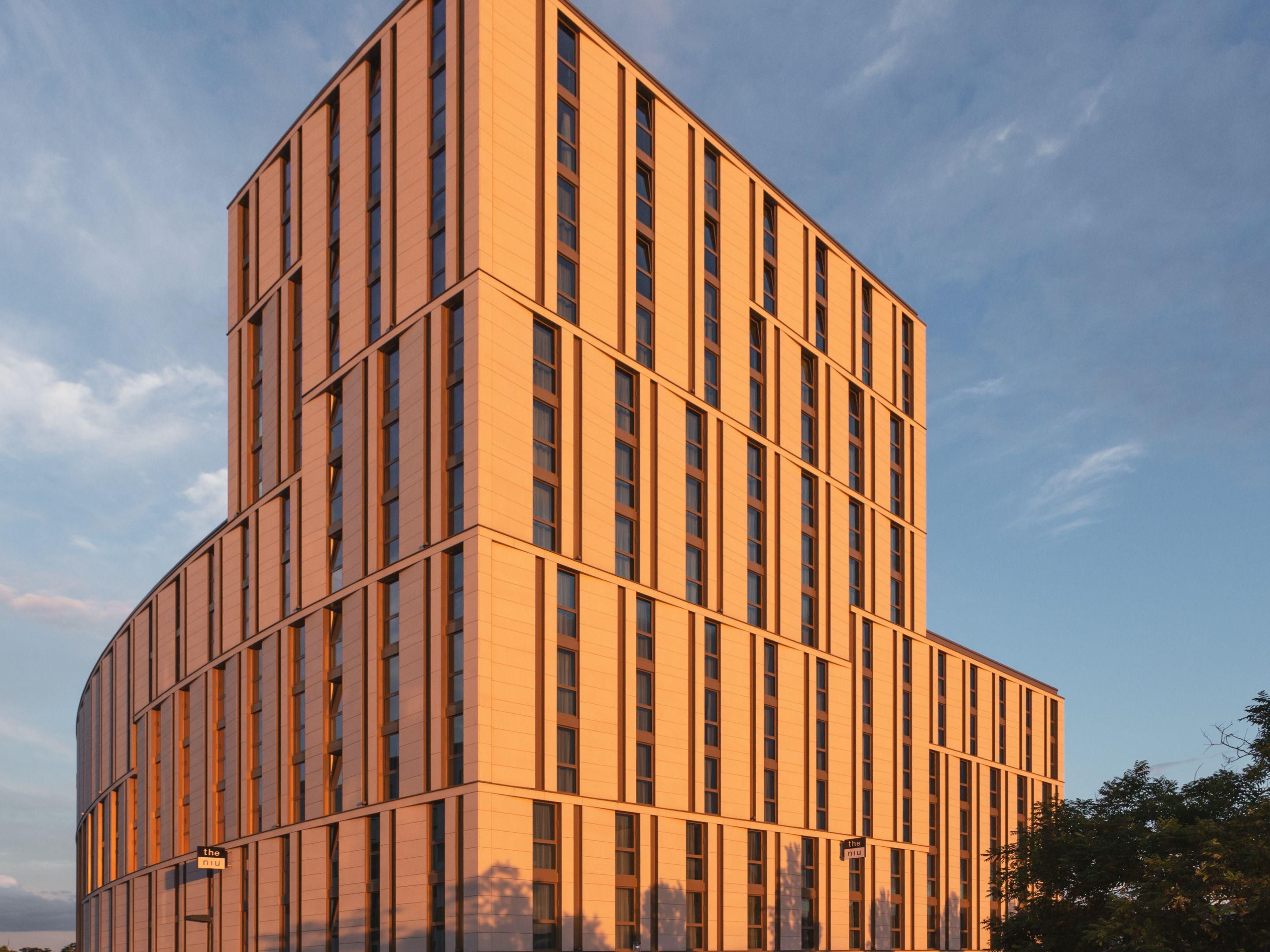 Experience Düsseldorf from a new perspective! On the upper floors of the Holiday Inn – the niu, Tab, you'll enjoy impressive views of the city skyline and the leafy Bürgerpark. Whether by day or night, the view is a true highlight and will make your stay even more special.
