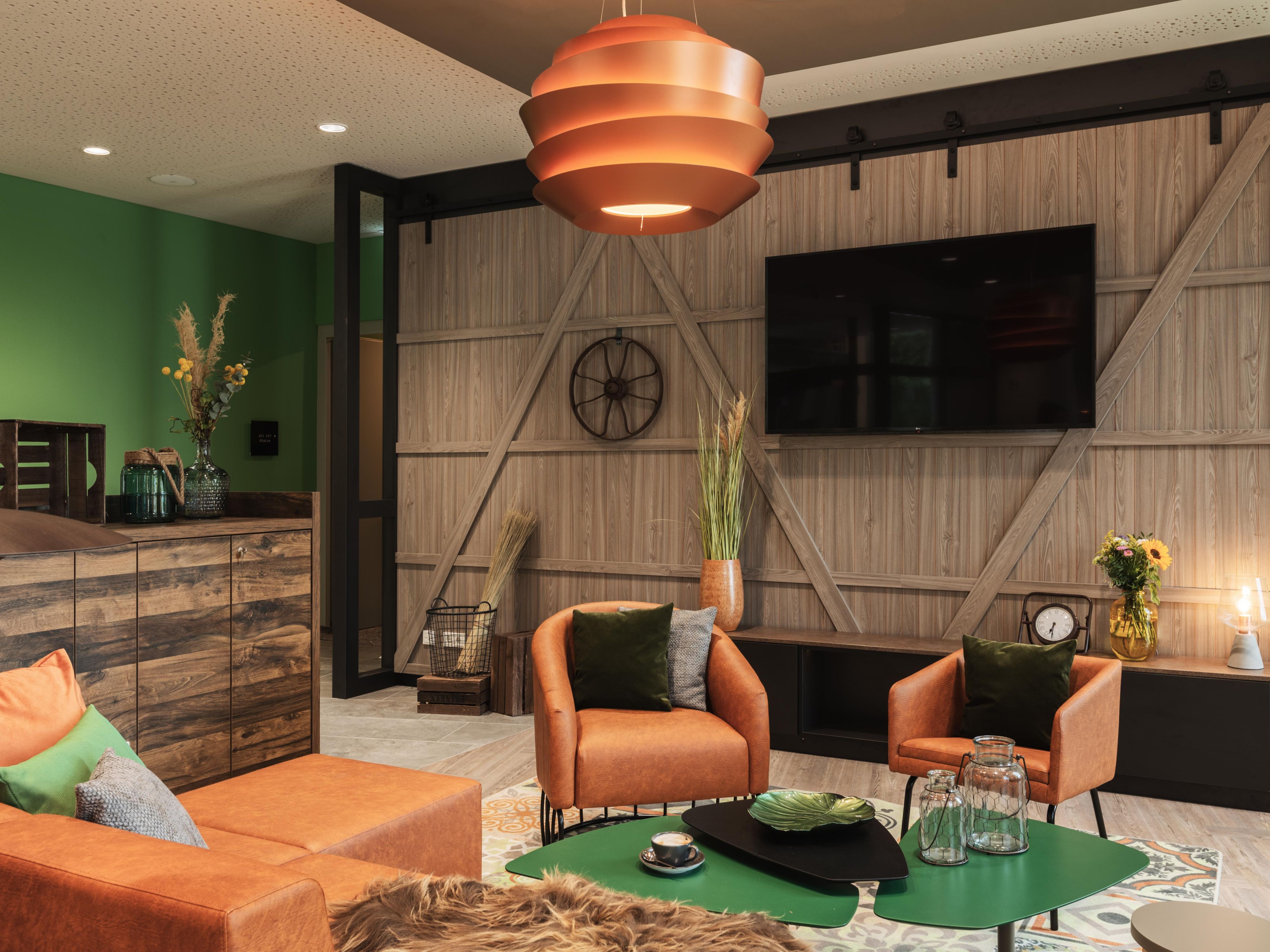 Experience the historic art of brewing Franconian hops at Holiday Inn - the niu, Hop Forchheim! Our design concept combines tradition and modern comfort with stylish design elements such as dark steel, rustic wood and brick walls. Enjoy local beer in the urban Living Lobby and get freshly tapped insider tips.