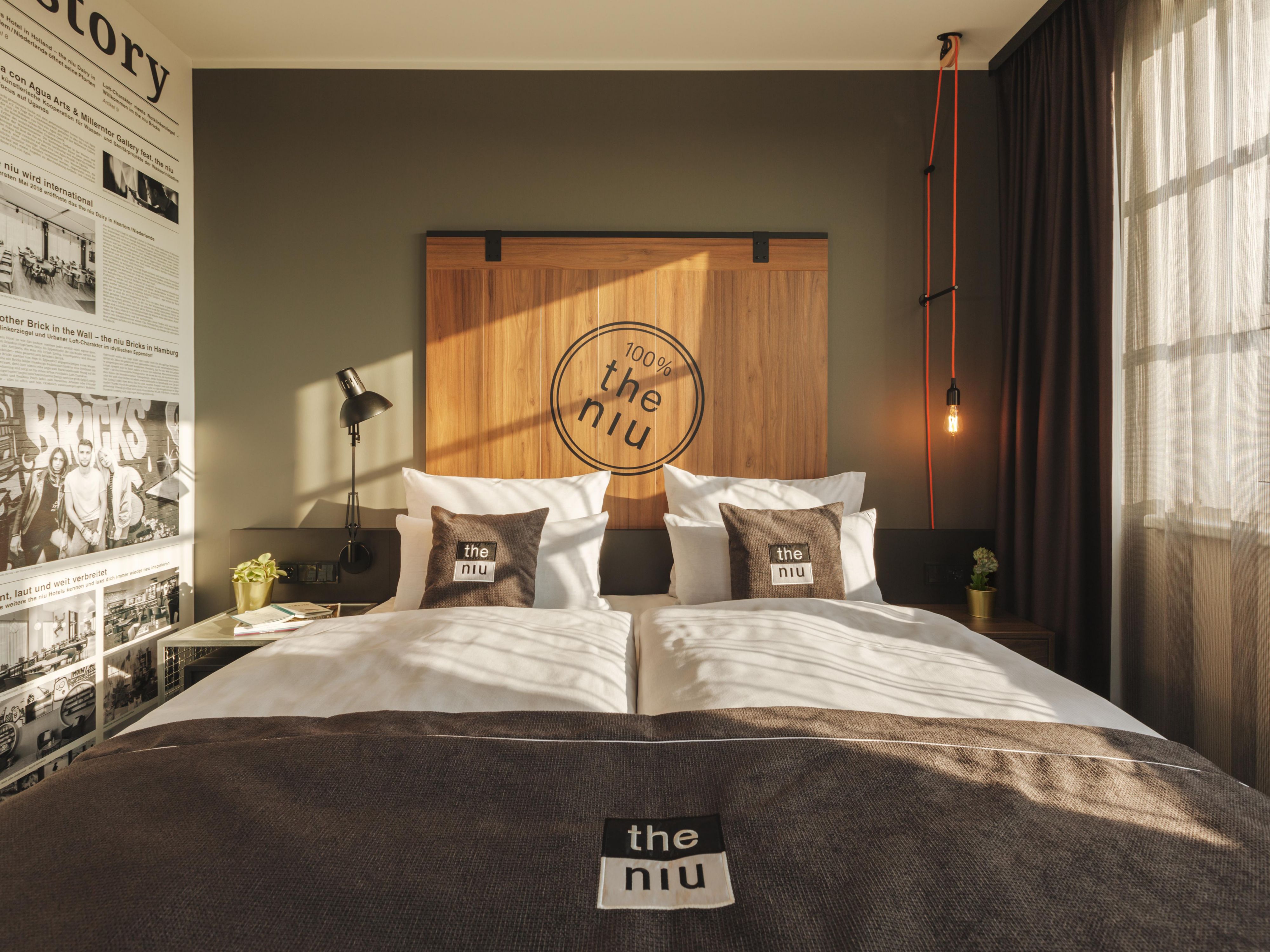 Tempat tidur yang nyaman di kamar standar modern kami dengan jendela besar.