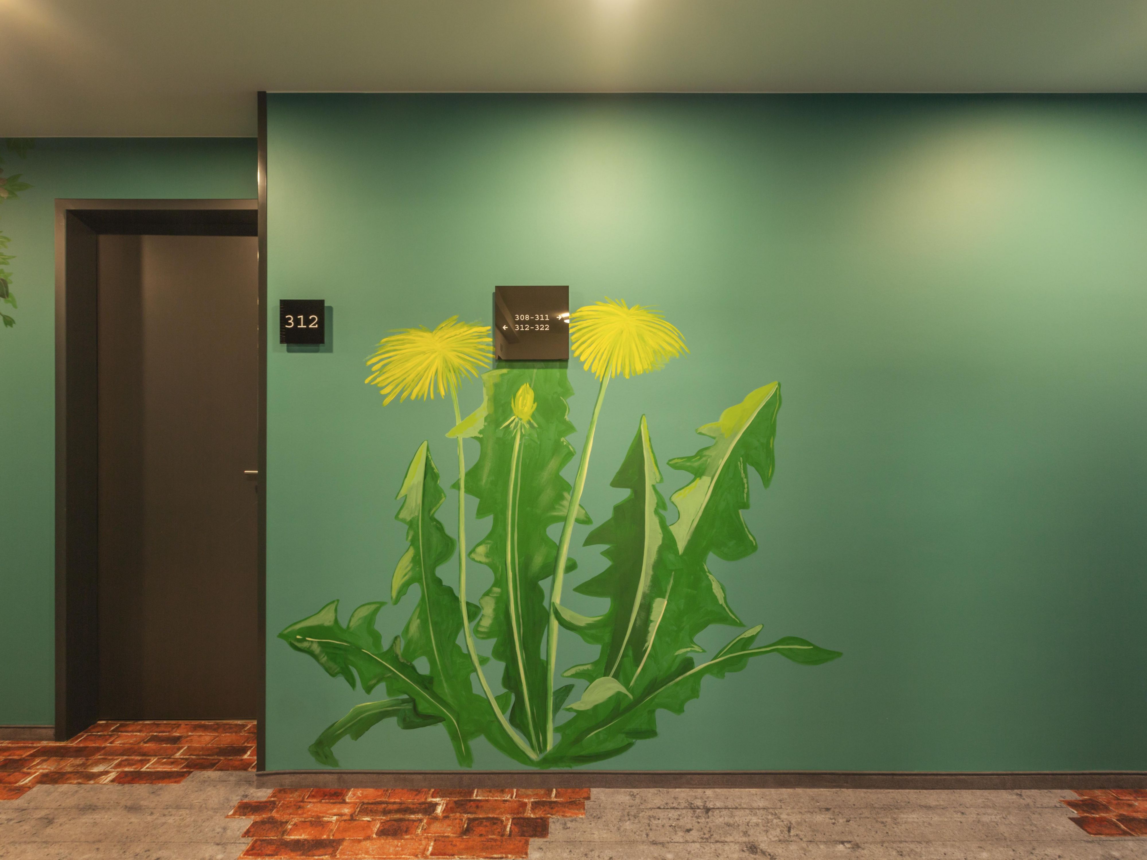 Björn Holzweg transforms our design hotel in Hamburg into a botanical retreat. Sculptures, drawings, and paintings featuring leaves and plants—from maple to monstera—create a lush urban oasis. Polygonal urban style meets nature, inviting guests to relax, breathe deeply, and enjoy a green escape in the heart of Hamburg.