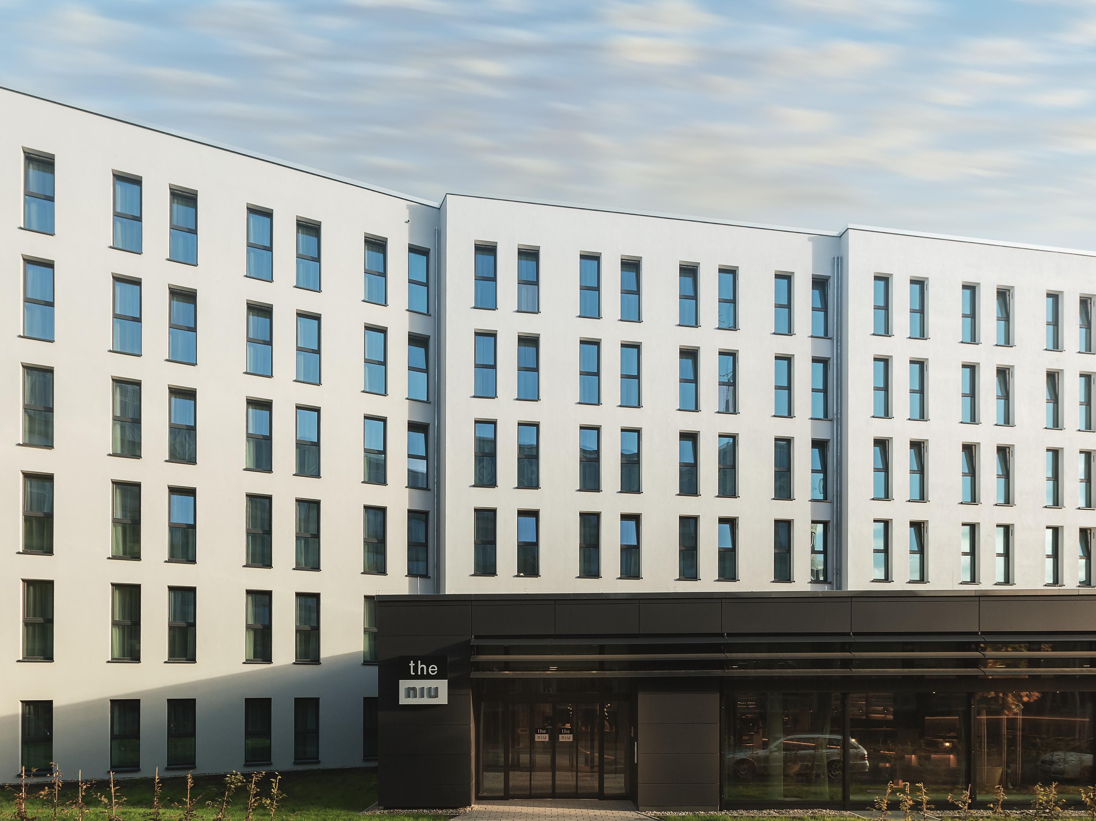 The Living Lobby entices with its cosy atmosphere, bright design, and urban energy, perfect for unwinding, networking, or working productively. With plenty of power outlets, USB ports, and free Wi-Fi, every moment becomes an experience, whether you're looking for a place to retreat, share ideas, or find creative flow.