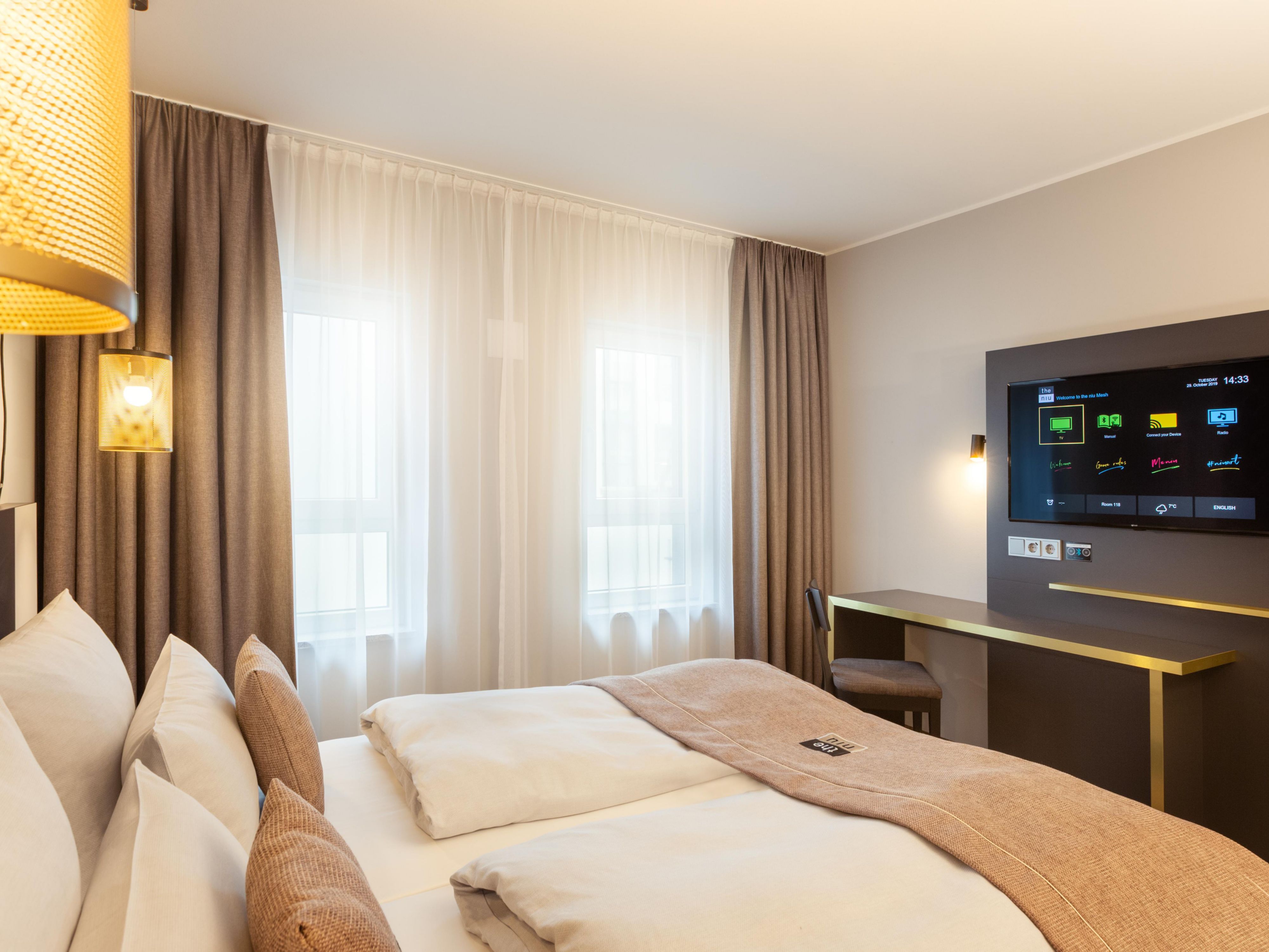 Enjoy your morning with the bluetooth box in your room. Whether it’s your favorite station, personal playlist, or the latest news – simply connect your smartphone and tailor your wake-up routine to your preferences. Here, your day begins just the way you like it.