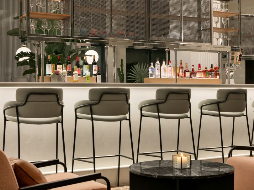 Full-service bar at Hotel Indigo Williamsburg - Brooklyn