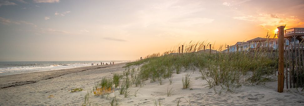 Pemandangan pantai Outer Banks dan Samudra Atlantik saat matahari terbenam