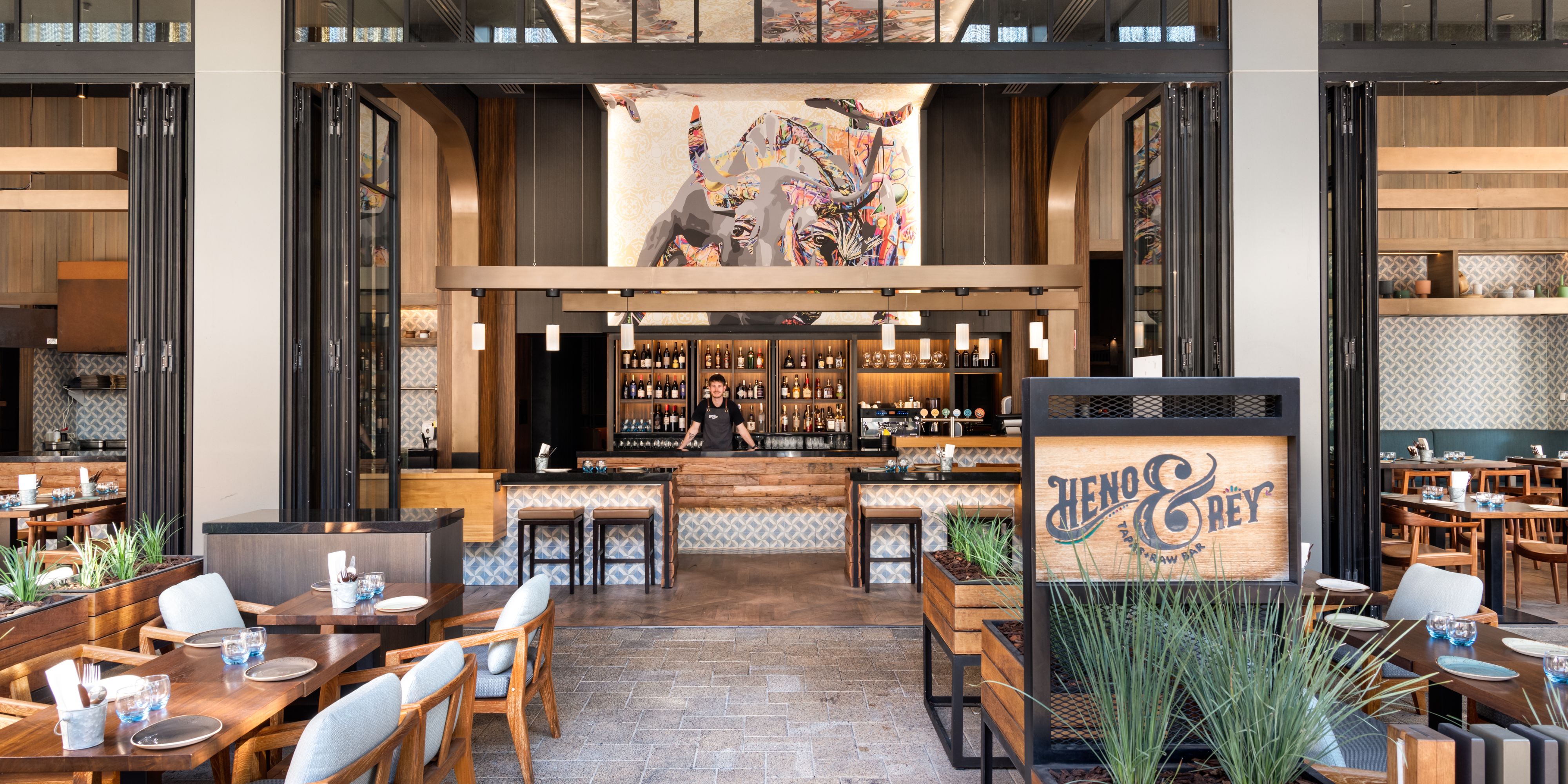 heno and rey entrance