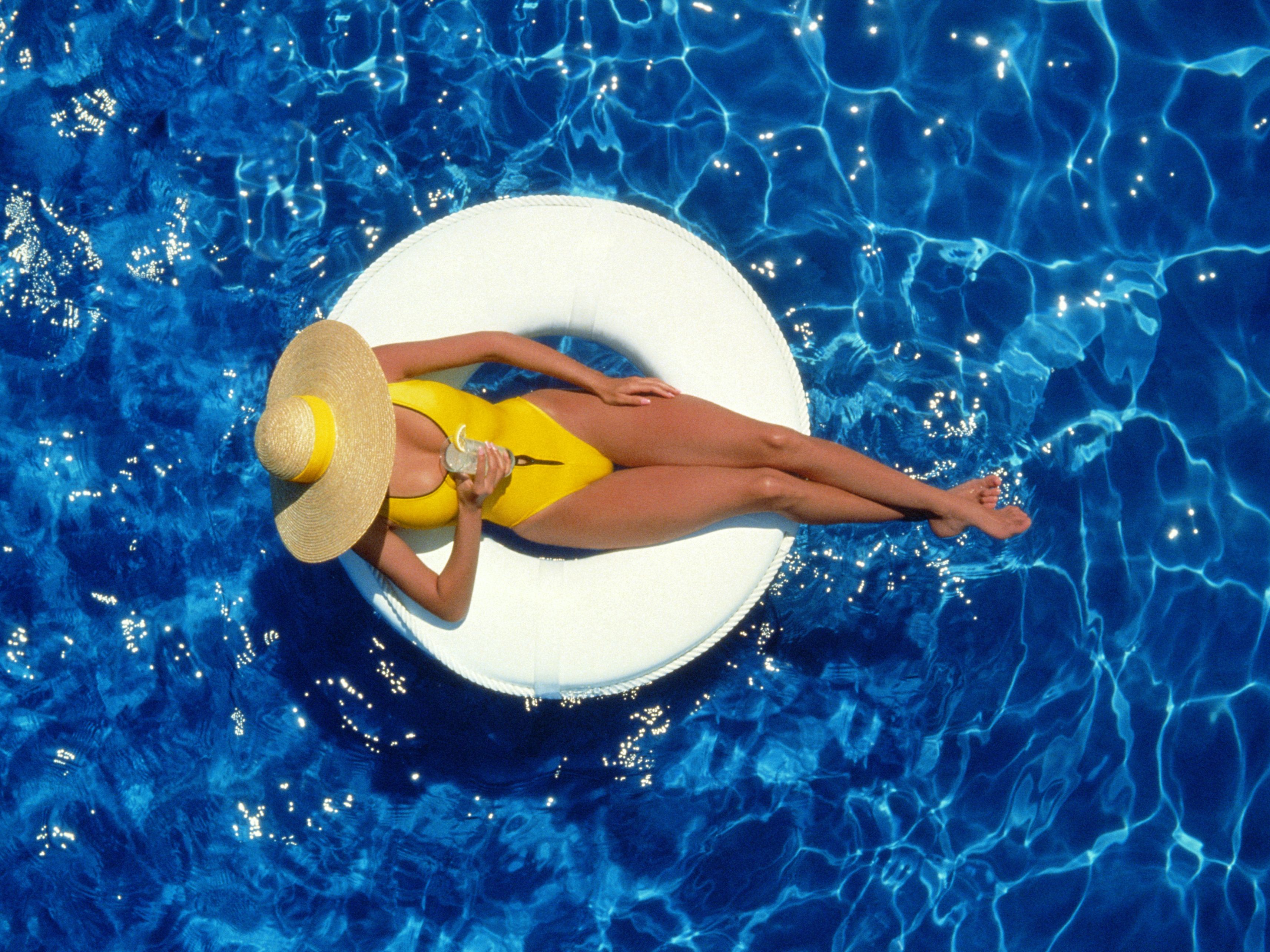 Relax and undwind in our outdoor pool.